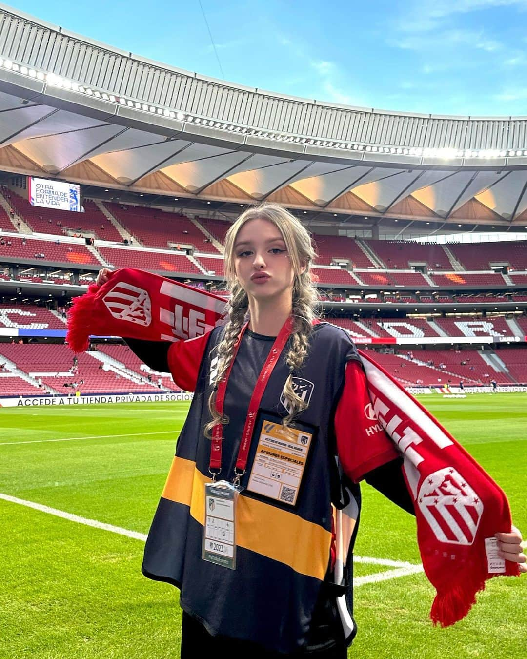 Elina 엘리나 (エリナ) さんのインスタグラム写真 - (Elina 엘리나 (エリナ) Instagram)「ATM vs RM🔥 What is your fav football club? Let’s me know ! 아틀란티코 대 레알 마드리드 직관 하고 왔지롱✌️마드리드에서 보는 축구 꿀잼⚽️ 좋아하는 팀이 어디인가요?  #onlyinmadrid #soonent @turismocmadrid @visita_madrid  #realmadrid #atleticomadrid」10月2日 20時40分 - elina_4_22