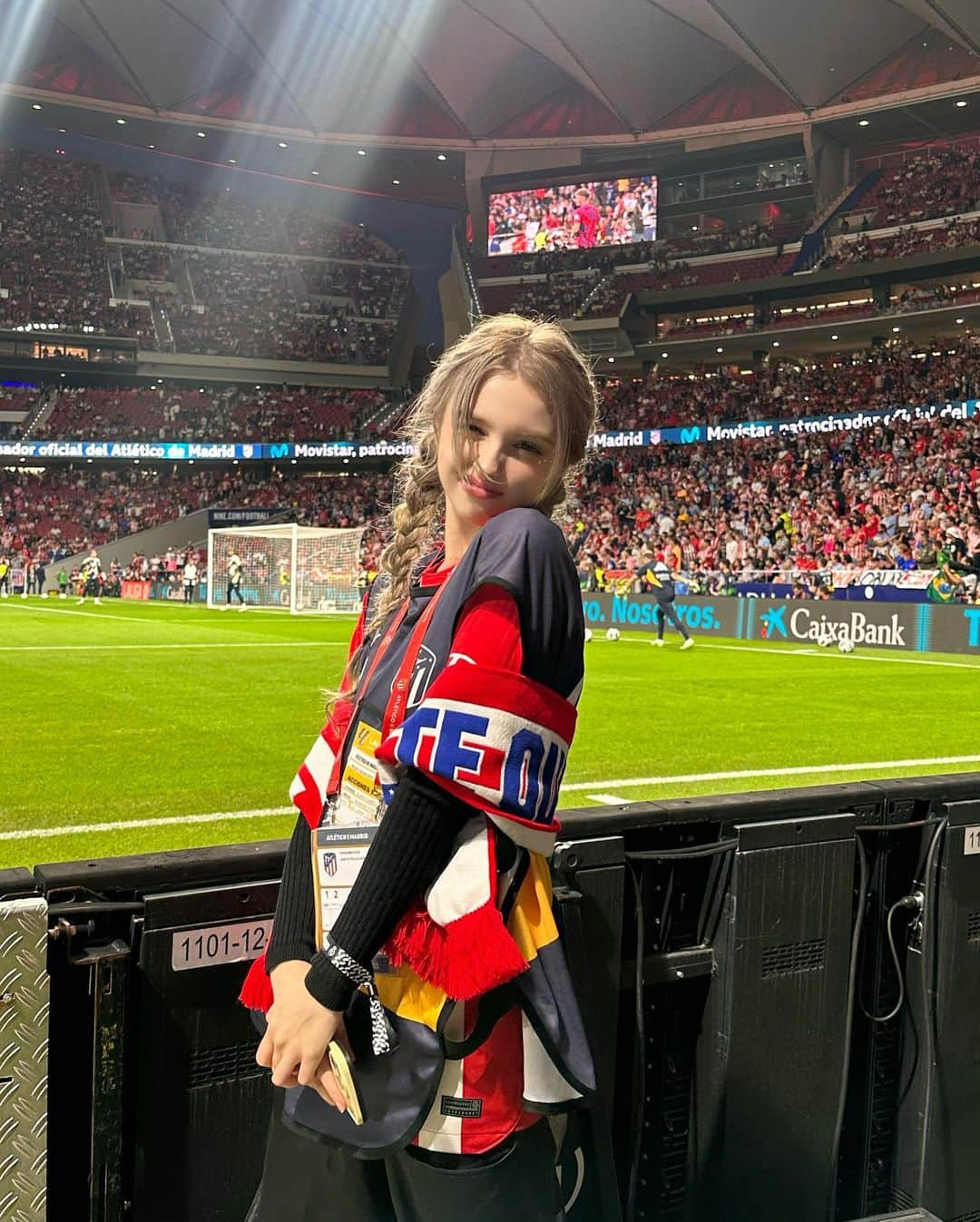 Elina 엘리나 (エリナ) さんのインスタグラム写真 - (Elina 엘리나 (エリナ) Instagram)「ATM vs RM🔥 What is your fav football club? Let’s me know ! 아틀란티코 대 레알 마드리드 직관 하고 왔지롱✌️마드리드에서 보는 축구 꿀잼⚽️ 좋아하는 팀이 어디인가요?  #onlyinmadrid #soonent @turismocmadrid @visita_madrid  #realmadrid #atleticomadrid」10月2日 20時40分 - elina_4_22