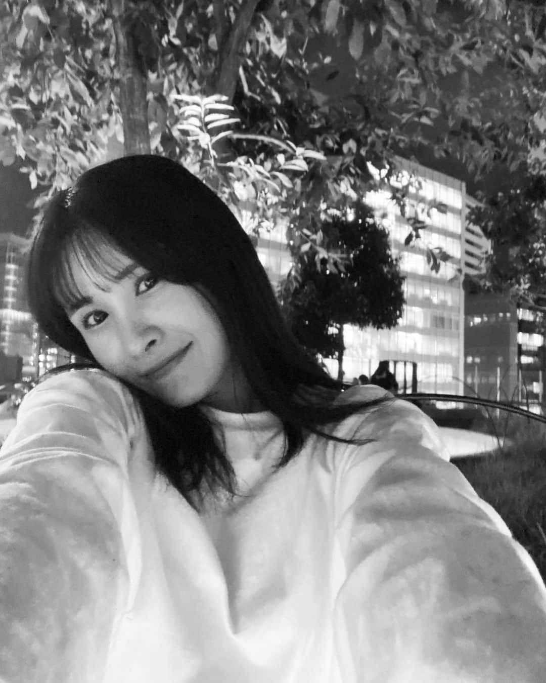 川崎優菜さんのインスタグラム写真 - (川崎優菜Instagram)「. . . 好きな季節になってきました🍁 みなさんいかがお過ごしでしょうか？  最近毎日を充実して過ごしています。 社会的にも知らないことが多すぎて 無知な自分と常に向き合っています。  頭を使う事が基本的に嫌いなので ２７年間逃げてきましたが この歳になって勉強したい事が沢山でてきて 目の前を生きる事も精一杯だけど 1年後、3年後、5年後の"こうでありたい自分" とゆうものののために 毎日なんとなく自分らしく 生きています。  みなさんに良い報告ができるか 分からないけど、必ずしますね。  これからも応援よろしくお願いします。 私もずっとみんなの味方です」10月2日 20時41分 - yuna.kawasaki.29