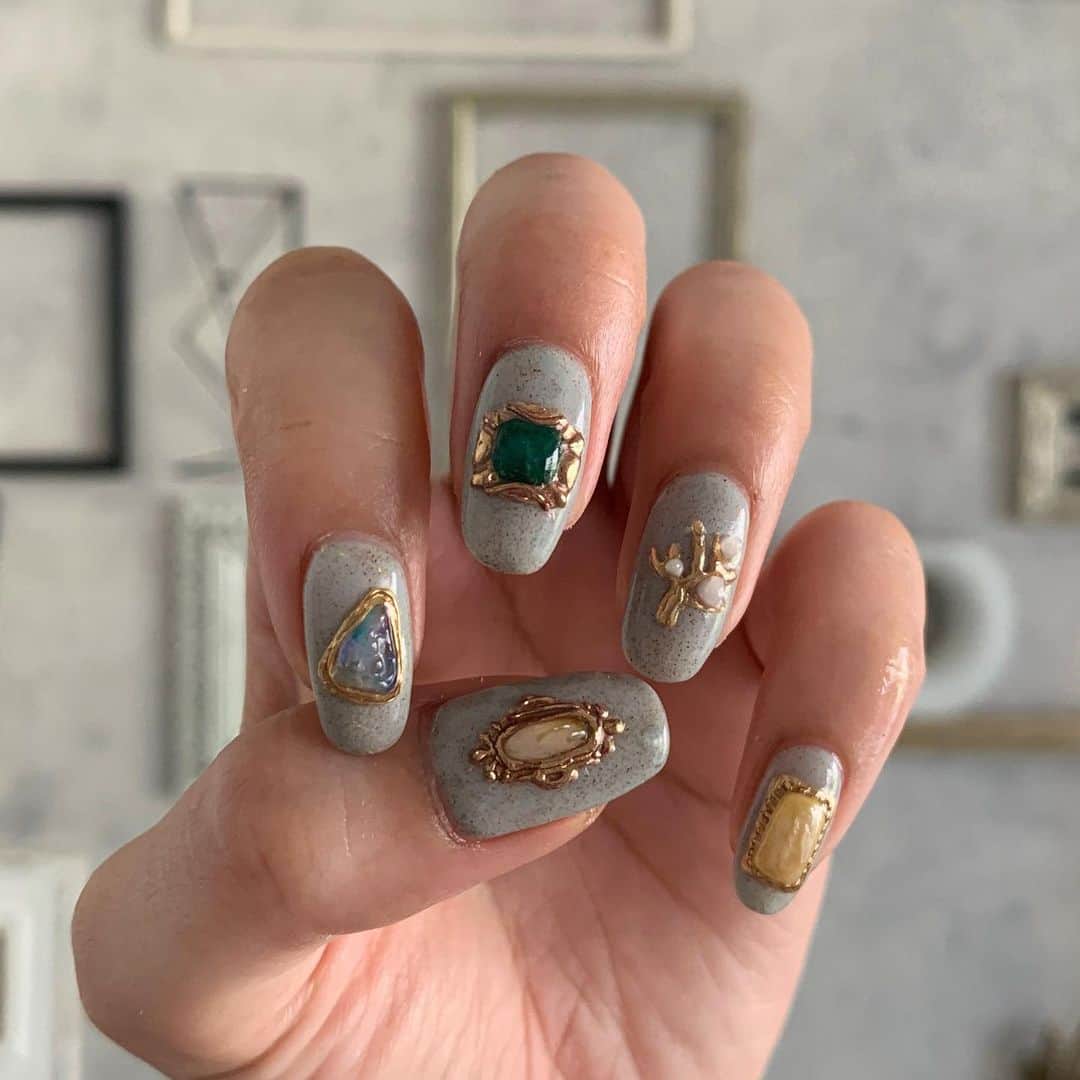 のインスタグラム：「・ Antique brooch👚  ヴィンテージ感ある アクセサリーのイメージ💫  nailgalleria  Rug〈ラグ〉 大阪市北区中崎西2-6-3」