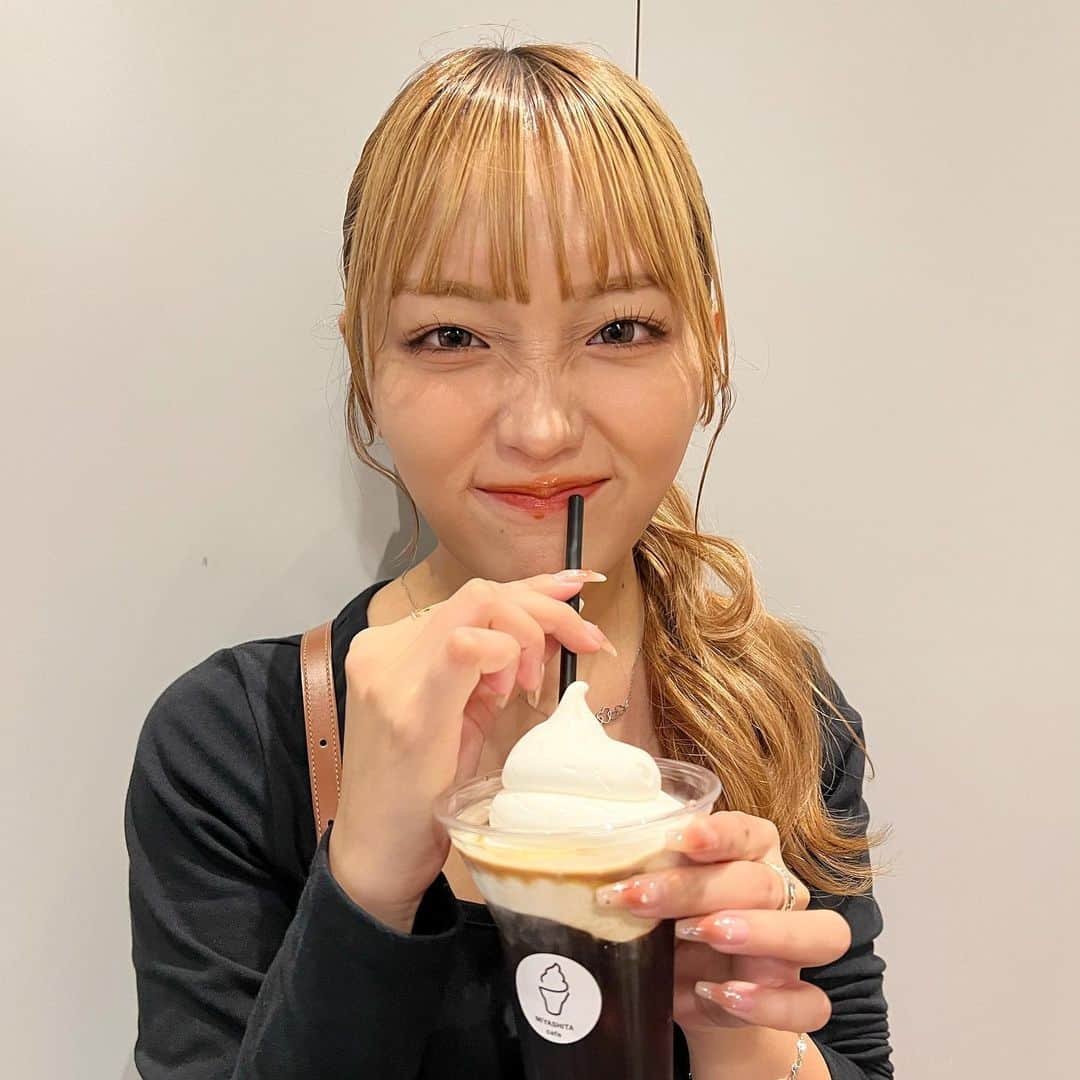 三谷紬さんのインスタグラム写真 - (三谷紬Instagram)「🍨☕️ もう季節は秋のはずなのに… まだまだ暑い東京😵 先日のコーヒーフロート♡ 最近インスタの投稿画面が自分ばっかりで なんか嫌なので今日はこちらを💁‍♀️ ばぶばぶ👶ねおちゃんとカフェ活。 私といるとねおはこんなに“バブみ”があります。 かわいいでしょ🤦🏻‍♀️🫶 * #コーヒーフロート#コーヒー#coffee#コーヒー#フロート#渋谷#shibuya#カフェ#cafe#カフェ活#カフェ巡り#ねお#バブ#赤ちゃん#👶#可愛い#テレビ朝日#アナウンサー#三谷紬」10月2日 20時43分 - mitani_tsumugi