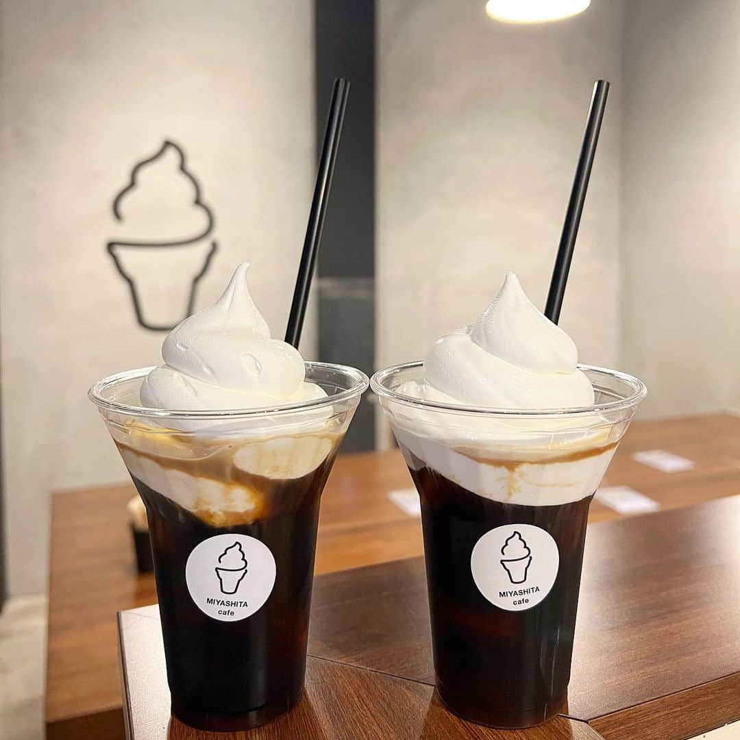 三谷紬のインスタグラム：「🍨☕️ もう季節は秋のはずなのに… まだまだ暑い東京😵 先日のコーヒーフロート♡ 最近インスタの投稿画面が自分ばっかりで なんか嫌なので今日はこちらを💁‍♀️ ばぶばぶ👶ねおちゃんとカフェ活。 私といるとねおはこんなに“バブみ”があります。 かわいいでしょ🤦🏻‍♀️🫶 * #コーヒーフロート#コーヒー#coffee#コーヒー#フロート#渋谷#shibuya#カフェ#cafe#カフェ活#カフェ巡り#ねお#バブ#赤ちゃん#👶#可愛い#テレビ朝日#アナウンサー#三谷紬」