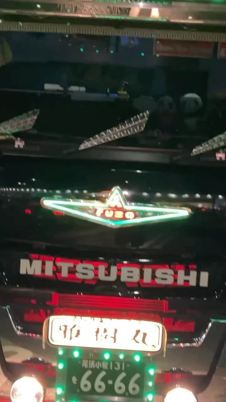スティーブのインスタグラム：「This is a real deal Japan “decotora “ or decoration truck. The kid got to sit inside and blast the air horns!! I love trucks and the amount of time and money in real working trucks like this is incredible! 日本🇯🇵のデコトラがやっぱり凄すぎ‼️あっちゃんとパパも大興奮❣️」