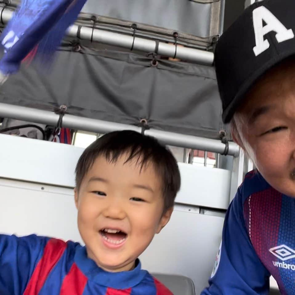 植田朝日さんのインスタグラム写真 - (植田朝日Instagram)「🔵🔴  アランくんはスカパラの段階から大盛り上がりでした！  ちゃんとヤンチャに育っています。苦笑  #myboy #2yearsold #fctokyo #FC東京」10月2日 20時54分 - asahiman