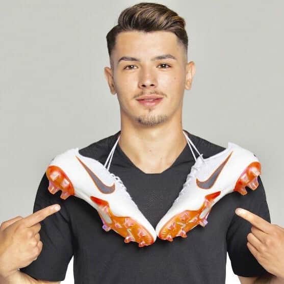 岡部将和のインスタグラム：「前代未聞の挑戦をします⚽️🔥 12月に現役のレアルマドリードの天才ドリブラー【ブラヒム】と一緒に子どもたちにドリブル伝えます😁  【個の力】に特化したトレーニング そして国際大会！ 参加する選手たちにはこの最高の体験を 思いっきり楽しんでほしいと思います！  僕はとにかく自分らしく表現していいんだぞー！！ いいぞー！と応援します^ ^📣  人数に限りがあるのでお早めに👍」