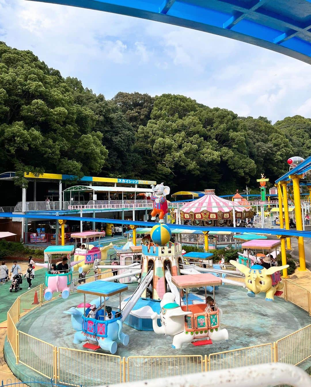 大寺かおりさんのインスタグラム写真 - (大寺かおりInstagram)「福岡で遊園地デビュー👦🎢 私の母が幼い頃に遊びに行っていたという とにかく全てがレトロすぎる遊園地🎡 . 私は存在すら知らなくて初めて行きましたが笑 一歳児も乗れるものがたくさんありました🙆‍♀️ . 太宰府天満宮のすぐ横なのでぷらっと観光もできる⛩️ (賢くなりますようにと牛様の頭をなでなで) . 相変わらず太宰府天満宮の参道は すんごく賑わっていましたが 遊園地はほぼ待ち時間なしでした🌼 . 後で思い出し笑いしちゃうくらい レトロな遊園地だったなぁ〜😂 じぃじとばぁばとお出かけできて 楽しそうでした👦 . #実家最高 #福岡 #太宰府 #だざいふ遊園地 #太宰府天満宮 #男の子ママ #子連れお出かけ #1y8m #にこにこポーズがマイブーム」10月2日 20時48分 - kaori_ootera