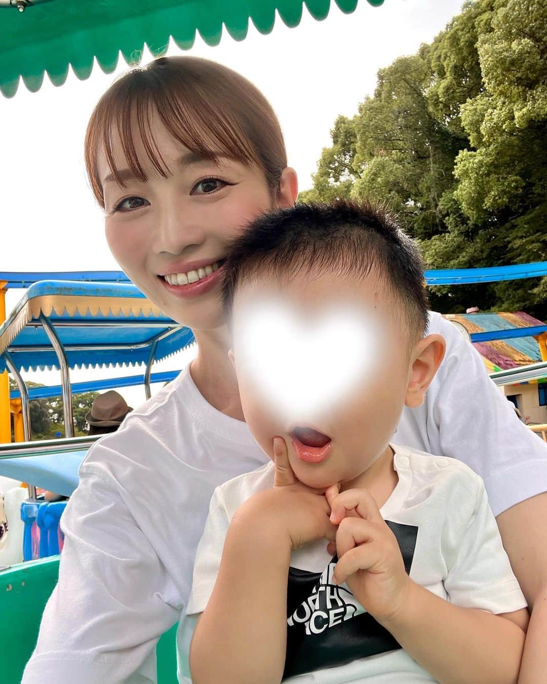 大寺かおりさんのインスタグラム写真 - (大寺かおりInstagram)「福岡で遊園地デビュー👦🎢 私の母が幼い頃に遊びに行っていたという とにかく全てがレトロすぎる遊園地🎡 . 私は存在すら知らなくて初めて行きましたが笑 一歳児も乗れるものがたくさんありました🙆‍♀️ . 太宰府天満宮のすぐ横なのでぷらっと観光もできる⛩️ (賢くなりますようにと牛様の頭をなでなで) . 相変わらず太宰府天満宮の参道は すんごく賑わっていましたが 遊園地はほぼ待ち時間なしでした🌼 . 後で思い出し笑いしちゃうくらい レトロな遊園地だったなぁ〜😂 じぃじとばぁばとお出かけできて 楽しそうでした👦 . #実家最高 #福岡 #太宰府 #だざいふ遊園地 #太宰府天満宮 #男の子ママ #子連れお出かけ #1y8m #にこにこポーズがマイブーム」10月2日 20時48分 - kaori_ootera