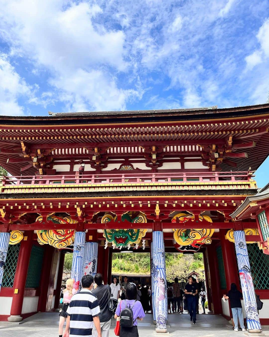 大寺かおりさんのインスタグラム写真 - (大寺かおりInstagram)「福岡で遊園地デビュー👦🎢 私の母が幼い頃に遊びに行っていたという とにかく全てがレトロすぎる遊園地🎡 . 私は存在すら知らなくて初めて行きましたが笑 一歳児も乗れるものがたくさんありました🙆‍♀️ . 太宰府天満宮のすぐ横なのでぷらっと観光もできる⛩️ (賢くなりますようにと牛様の頭をなでなで) . 相変わらず太宰府天満宮の参道は すんごく賑わっていましたが 遊園地はほぼ待ち時間なしでした🌼 . 後で思い出し笑いしちゃうくらい レトロな遊園地だったなぁ〜😂 じぃじとばぁばとお出かけできて 楽しそうでした👦 . #実家最高 #福岡 #太宰府 #だざいふ遊園地 #太宰府天満宮 #男の子ママ #子連れお出かけ #1y8m #にこにこポーズがマイブーム」10月2日 20時48分 - kaori_ootera