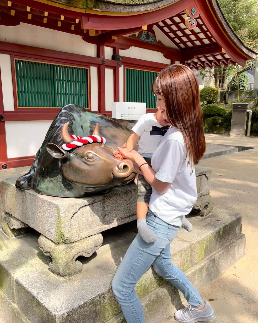 大寺かおりさんのインスタグラム写真 - (大寺かおりInstagram)「福岡で遊園地デビュー👦🎢 私の母が幼い頃に遊びに行っていたという とにかく全てがレトロすぎる遊園地🎡 . 私は存在すら知らなくて初めて行きましたが笑 一歳児も乗れるものがたくさんありました🙆‍♀️ . 太宰府天満宮のすぐ横なのでぷらっと観光もできる⛩️ (賢くなりますようにと牛様の頭をなでなで) . 相変わらず太宰府天満宮の参道は すんごく賑わっていましたが 遊園地はほぼ待ち時間なしでした🌼 . 後で思い出し笑いしちゃうくらい レトロな遊園地だったなぁ〜😂 じぃじとばぁばとお出かけできて 楽しそうでした👦 . #実家最高 #福岡 #太宰府 #だざいふ遊園地 #太宰府天満宮 #男の子ママ #子連れお出かけ #1y8m #にこにこポーズがマイブーム」10月2日 20時48分 - kaori_ootera