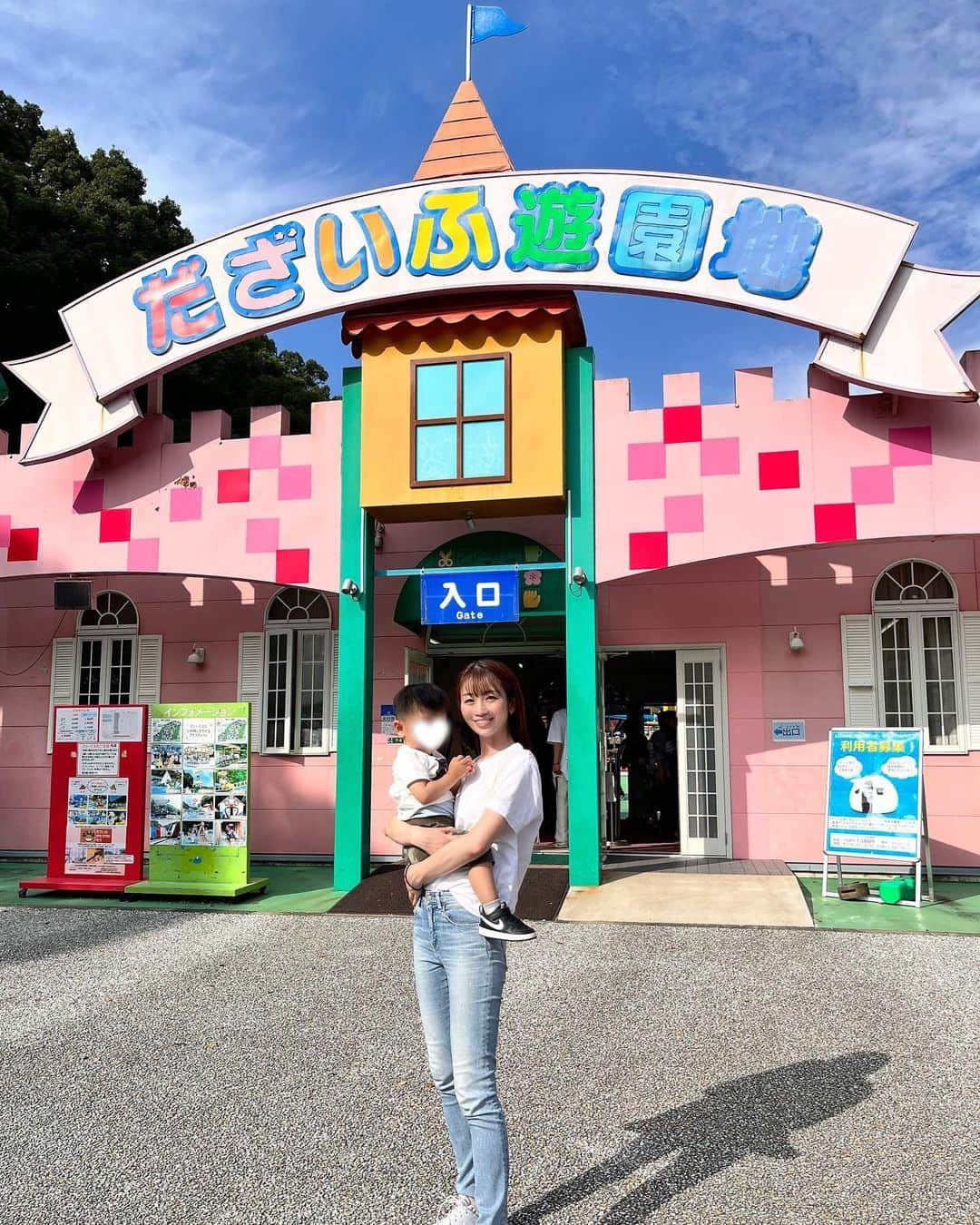 大寺かおりさんのインスタグラム写真 - (大寺かおりInstagram)「福岡で遊園地デビュー👦🎢 私の母が幼い頃に遊びに行っていたという とにかく全てがレトロすぎる遊園地🎡 . 私は存在すら知らなくて初めて行きましたが笑 一歳児も乗れるものがたくさんありました🙆‍♀️ . 太宰府天満宮のすぐ横なのでぷらっと観光もできる⛩️ (賢くなりますようにと牛様の頭をなでなで) . 相変わらず太宰府天満宮の参道は すんごく賑わっていましたが 遊園地はほぼ待ち時間なしでした🌼 . 後で思い出し笑いしちゃうくらい レトロな遊園地だったなぁ〜😂 じぃじとばぁばとお出かけできて 楽しそうでした👦 . #実家最高 #福岡 #太宰府 #だざいふ遊園地 #太宰府天満宮 #男の子ママ #子連れお出かけ #1y8m #にこにこポーズがマイブーム」10月2日 20時48分 - kaori_ootera