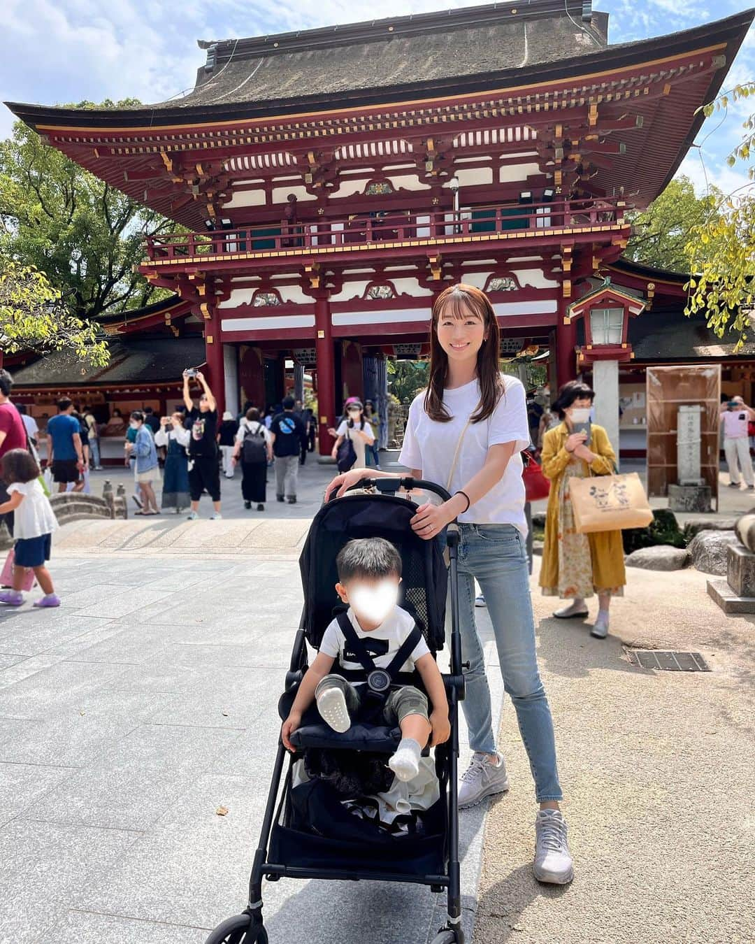 大寺かおりさんのインスタグラム写真 - (大寺かおりInstagram)「福岡で遊園地デビュー👦🎢 私の母が幼い頃に遊びに行っていたという とにかく全てがレトロすぎる遊園地🎡 . 私は存在すら知らなくて初めて行きましたが笑 一歳児も乗れるものがたくさんありました🙆‍♀️ . 太宰府天満宮のすぐ横なのでぷらっと観光もできる⛩️ (賢くなりますようにと牛様の頭をなでなで) . 相変わらず太宰府天満宮の参道は すんごく賑わっていましたが 遊園地はほぼ待ち時間なしでした🌼 . 後で思い出し笑いしちゃうくらい レトロな遊園地だったなぁ〜😂 じぃじとばぁばとお出かけできて 楽しそうでした👦 . #実家最高 #福岡 #太宰府 #だざいふ遊園地 #太宰府天満宮 #男の子ママ #子連れお出かけ #1y8m #にこにこポーズがマイブーム」10月2日 20時48分 - kaori_ootera