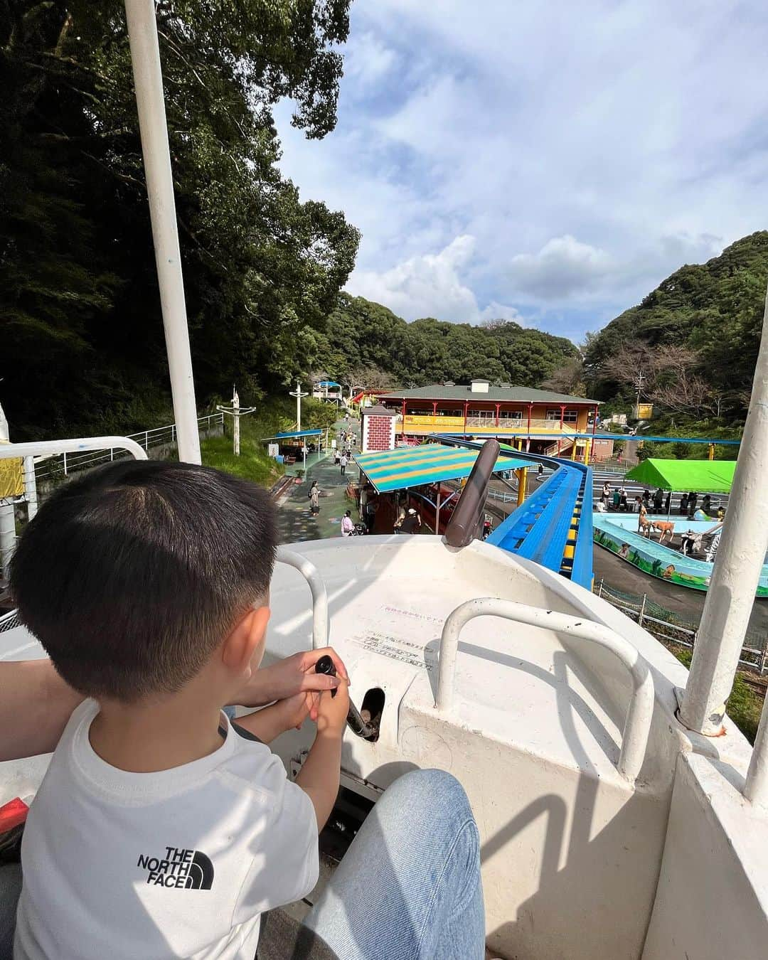 大寺かおりさんのインスタグラム写真 - (大寺かおりInstagram)「福岡で遊園地デビュー👦🎢 私の母が幼い頃に遊びに行っていたという とにかく全てがレトロすぎる遊園地🎡 . 私は存在すら知らなくて初めて行きましたが笑 一歳児も乗れるものがたくさんありました🙆‍♀️ . 太宰府天満宮のすぐ横なのでぷらっと観光もできる⛩️ (賢くなりますようにと牛様の頭をなでなで) . 相変わらず太宰府天満宮の参道は すんごく賑わっていましたが 遊園地はほぼ待ち時間なしでした🌼 . 後で思い出し笑いしちゃうくらい レトロな遊園地だったなぁ〜😂 じぃじとばぁばとお出かけできて 楽しそうでした👦 . #実家最高 #福岡 #太宰府 #だざいふ遊園地 #太宰府天満宮 #男の子ママ #子連れお出かけ #1y8m #にこにこポーズがマイブーム」10月2日 20時48分 - kaori_ootera