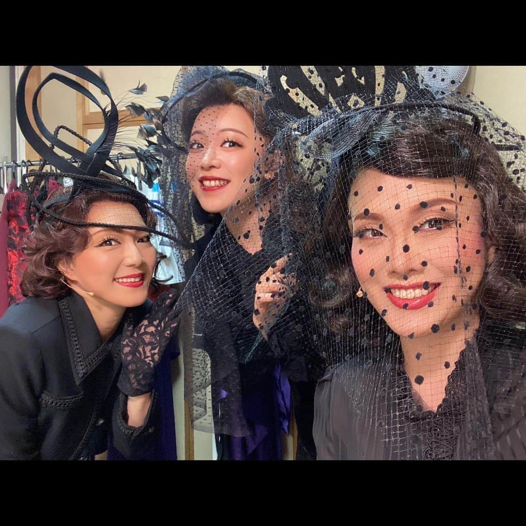 小山侑紀さんのインスタグラム写真 - (小山侑紀Instagram)「⠀ まだまだBJロス… ⠀ ビートルジュースを共に繋げてきた仲間たちとの大事な写真をどうぞお納めください📸🤭 ⠀ ⠀ #タイトル付けてみる #暗転中実は肩組んでたリディアとスカイ #スウィングとカバーフル出演だった日 #バーバラカバーの為近くに居させて頂くことが多くお陰様であゆさんのことが今まで以上に好きになってしまいました語り出したら止まりませんがひとつだけ自慢させてくださいまつ毛色違いなの (ノンブレス) #クローンつねさんと慎也くん座ってたから入ってみた #貴重な達夫さんアダムと卓二さんチャールズ #チア下手ハケダッシュ3人組 #劇中絶対出会えない2人 #ののちゃんりほさん大感謝祭 #明るい哀悼者 #千秋楽名物全員衣装❤️ #ミュージカル #ビートルジュース」10月2日 20時49分 - yuki_koyama0828