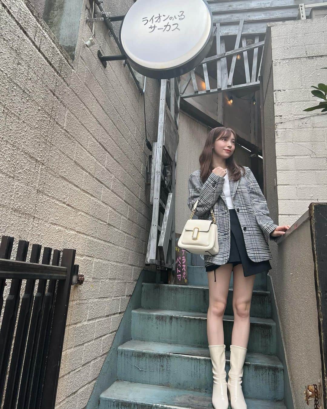 福井姫奈のインスタグラム：「オススメのカフェに連れて行ってもらった🦁（てか写真撮るの上手すぎん❤︎）  ジャケットとパンツの組み合わせだいすき〜  #nwith#nwithstyling#秋服コーデ#code#骨格ウェーブ#骨格ナチュラル#ブルベ」