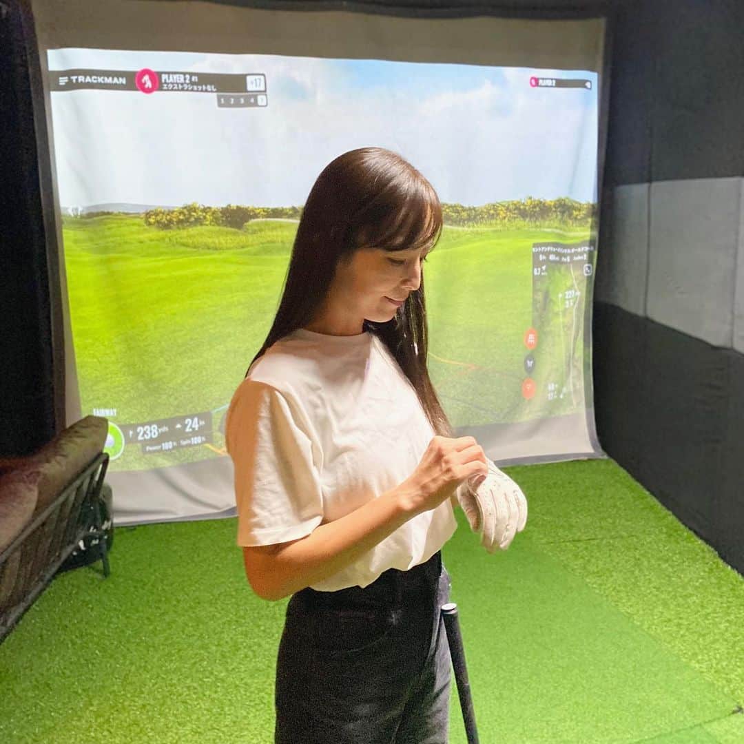 のインスタグラム：「♡ * 新しいシュミレーター「TRACKMAN」 を使ってゴルフ練習ができる完全個室の 「British Golf Lounge」⛳️ * 打った球が全て数字で表され、 更にその数字は限り無く正確ということで、 プロも使っているシュミレーターだから、 本気でゴルフを取り組みたい方にもおすすめ！ * 周りを気にせず練習できたり、 飲食持ち込み自由なのでお友達とわいわい 楽しくゴルフができるのも魅力的♩ 今回は3姉妹で楽しすぎた〜👭 * クラブはもちろん、グローブ、シューズの貸し出しもあって、仕事帰りに手ぶらでふらっと行けちゃうのもうれしい！ * * PR @b.g.l2022 #BritishGolfLounge #神泉ゴルフ  #渋谷ゴルフ #渋谷ゴルフ練習  #渋谷ゴルフ練習場 #プライベートゴルフ場  #渋谷プライベートゴルフ」