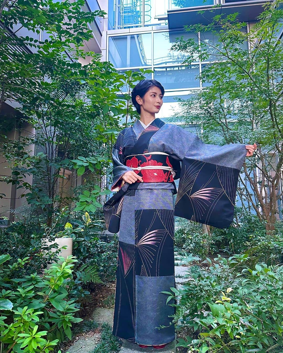 大島璃乃さんのインスタグラム写真 - (大島璃乃Instagram)「✨  👘2023 TOKYO KIMONO COLLECTION👘 にお邪魔してきました✨ 日本伝統の着物の良さを残したまま、 和と洋を融合させたデザインが素晴らしかったです。 美しさを追求した作品をたくさん見ることができ、 とても有意義な時間を過ごせました👀💓  会場では斉藤上太郎さんにお会いできて、 写真も一緒に撮ってくださいました📸 とても嬉しかったです😆✨  また、この日のお着物の提供と着付けは いつもお世話になっている小澤笑子先生が してくださりました☺️✨  今回は「大人っぽく」をテーマに 素敵なお着物を選んでくださいました❣️ 今回もありがとうございました！！   #tokyokimonocollection  #東京 #きもの #着物 #コレクション  #着物ヘア #着物女子 #着物コーディネート  #着物コーデ #着物好き #きものコーディネート  #和装 #和装ヘア #ショートヘア #ショートヘアアレンジ  #kimono #kimonostyle #kimonofashion  #japan #tokyo #kimonos #fashionshow  #shorthair #shorthairstyle #japanstyle」10月2日 20時53分 - oisland_rino25