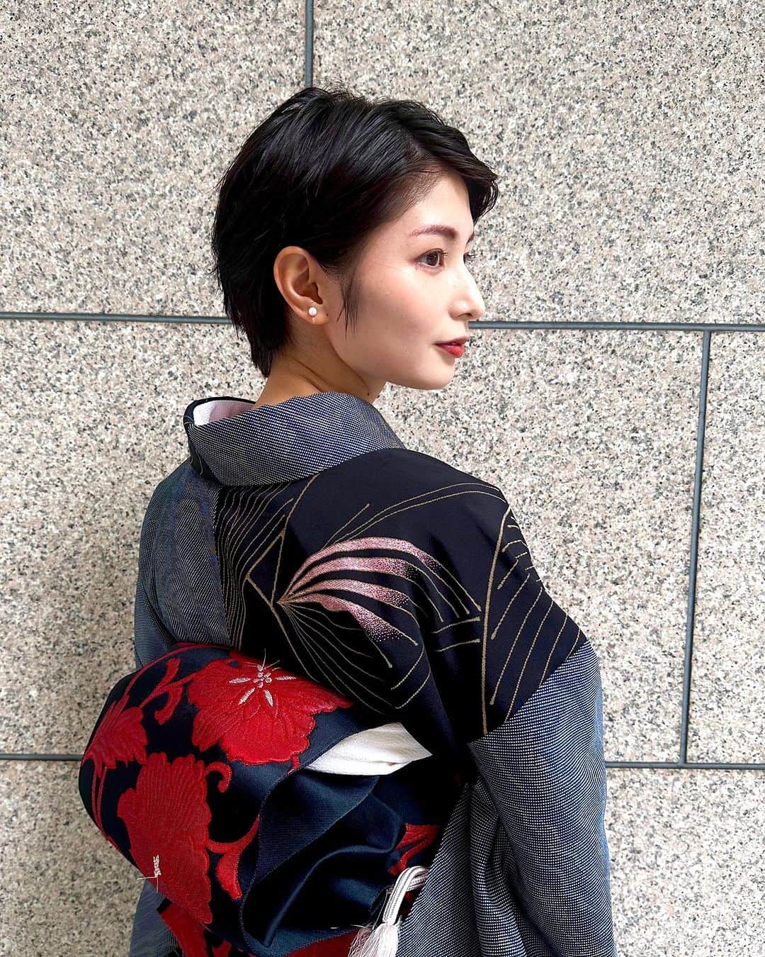 大島璃乃さんのインスタグラム写真 - (大島璃乃Instagram)「✨  👘2023 TOKYO KIMONO COLLECTION👘 にお邪魔してきました✨ 日本伝統の着物の良さを残したまま、 和と洋を融合させたデザインが素晴らしかったです。 美しさを追求した作品をたくさん見ることができ、 とても有意義な時間を過ごせました👀💓  会場では斉藤上太郎さんにお会いできて、 写真も一緒に撮ってくださいました📸 とても嬉しかったです😆✨  また、この日のお着物の提供と着付けは いつもお世話になっている小澤笑子先生が してくださりました☺️✨  今回は「大人っぽく」をテーマに 素敵なお着物を選んでくださいました❣️ 今回もありがとうございました！！   #tokyokimonocollection  #東京 #きもの #着物 #コレクション  #着物ヘア #着物女子 #着物コーディネート  #着物コーデ #着物好き #きものコーディネート  #和装 #和装ヘア #ショートヘア #ショートヘアアレンジ  #kimono #kimonostyle #kimonofashion  #japan #tokyo #kimonos #fashionshow  #shorthair #shorthairstyle #japanstyle」10月2日 20時53分 - oisland_rino25