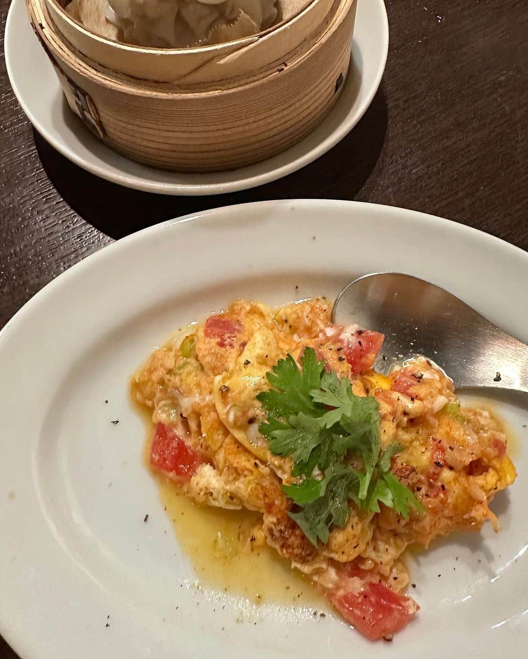 春香さんのインスタグラム写真 - (春香Instagram)「美味しい台湾料理を頂きながら、アートを楽しむアートギャラリーへ。 @paichu_roppongi   六本木交差点近くにある、まさかの異空間。 なんとも不思議な体験が出来るギャラリーです😆  この日は若いアーティストの方のエネルギーに溢れた作品を視界に馴染ませながら、美味しい台湾料理を頂きました🍳  同世代の女性シェフ呂美さん　@gatheromi がお作りになる、台湾料理と台湾料理からアレンジされた一品一品の美味しいこと🤍 お聞きしたら、パン職人やフレンチシェフのご経験もあるのだそう！ この絶妙なミックス感は、私の憧れているお料理です😍 ジャンルにとらわれず、 オリジナルの味を創作されていらして、 美味しいとしか、もう言えません😋  どれも美味しくて、最後の〆のビーフン、 これが干し貝柱と海老のお出汁が効いていて絶品😋 お腹がいっぱいで完食出来なかったことが、 ちょっと後悔なので再訪します！  ご案内下さったのはこちらをプロデュースされている　 遠山正道さん　@masatoyama  楽しく貴重なひとときをありがとうございました😊  #アートギャラリー#台湾料理#アート#春香#model#モデル#fashionmodel#ファッションモデル#アートかビーフンか白厨 #ビーフン#六本木グルメ #六本木アート#遠山正道さんプロデュース  #小川呂美 #シェフ#女性シェフ#女性の生き方#憧れの女性 #japan#roppongi #六本木#japanesecalture #artgallery #culture」10月2日 20時53分 - haruka__official