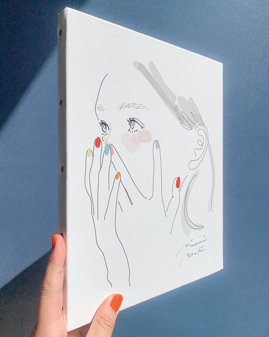 南夏希のインスタグラム：「💫💫💫 ⁡ 9/30で二子玉川蔦屋家電での展示が終了しました☺︎ これで都内は終了です！ ⁡ ご来場くださった皆さま、 ありがとうございました☺️ ⁡ 代官山と二子玉川、 どっちも言ったというお声を沢山頂きました☺️ みんなだいすき💘🫶はぐ🫂🫶 ⁡ 残るは大阪〜🐙💫 ⁡ ⁡ 在廊日もあります! ぜひ会いにきてください💘 ⁡ ⁡ 写真はミニキャンバス💫 A4よりちょっぴり小さいくらいのサイズ 軽くて飾りやすいのでおすすめです😉 ⁡ ⁡ ⭐️_____ _____ _____ _____ _____ ⁡ 𝗠𝗜𝗡𝗔𝗠𝗜 𝗡𝗔𝗧𝗦𝗨𝗞𝗜 𝗦𝗢𝗟𝗢 𝗘𝗫𝗛𝗜𝗕𝗜𝗧𝗜𝗢𝗡 & 𝗣𝗢𝗣𝗨𝗣 𝘛𝘚𝘜𝘛𝘈𝘠𝘈 𝘉𝘖𝘖𝘒𝘚 ⁡ ⭐️1ST ILLUSTRATION BOOK 販売中です ⁡ ⁡ ✔️🌿𝟵/𝟭𝟱金〜𝟭𝟬/𝟭𝟭水 軽井沢書店 @karuizawa_books  (グッズいっぱい、額絵数点の小規模展開) ⁡ ⁡ ✔️🐙𝟭𝟬/𝟳土〜𝟭𝟭/𝟭𝟬金 大阪 梅田蔦屋書店 @umedatsutayabooks  (グッズいっぱい、額絵いっぱい大規模展開) 🎟️似顔絵チケットの販売あり ⁡ ▷似顔絵イベント 𝟭𝟬/𝟭𝟰土、𝟭𝟱日(満席) ▶︎在廊日 𝟭𝟬/𝟮𝟭土、𝟭𝟬/𝟮𝟲木 ⁡ ⁡ 🎟️似顔絵チケット☺︎ 写真を指定メールアドレスへお送り頂き、 後日似顔絵(画像)をメールでお送りするチケットです☺︎」