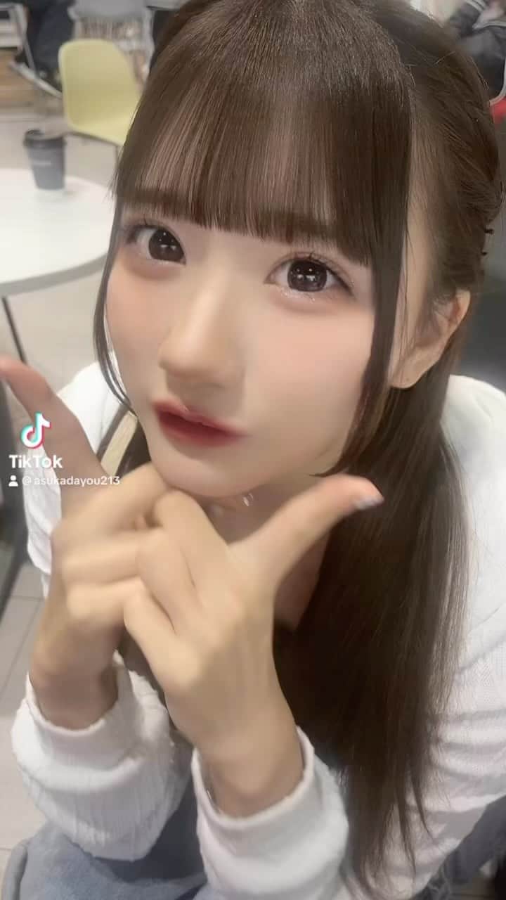 のインスタグラム：「ぷにぷにする？(*ˊ ˋ*) ．  ．  ．  #japaneseidol #japanesegirl #idol #instagood #instalike #selca #followforfollowback #selfie #today #ootd #dailylook #instafashion #followme #シンプルコーデ #makeup #今日のコーデ  #アイドル  #アイドルメイク  #tiktok  #空港 #いいね返し #自撮り #自撮り女子 #自撮り界隈 #推してください #シンプルコーデ #ストレートヘア #ラフコーデ #ぱっつん前髪」