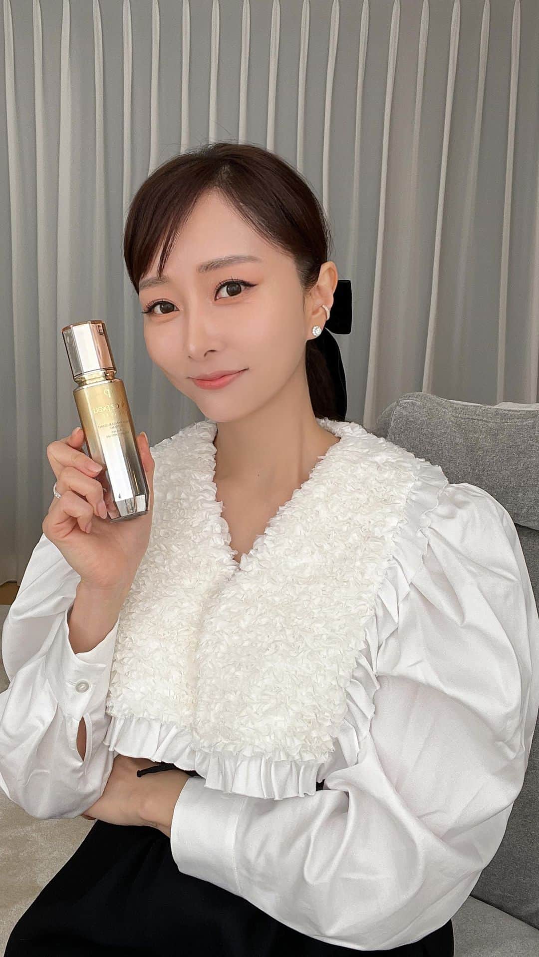 石井美保のインスタグラム：「クレ・ド・ポー ボーテから9月21日新発売したハリ美容液をご紹介しました。 「セラムラフェルミサンＳ ｎ　美容液」 立毛筋に着目した独自開発の手技による４Dハリ美容液は美しいフェイスライン/ハリ、弾力のある肌を目指す方におすすめの逸品です。  @cledepeaubeaute  ぜひ公式サイトをチェックしてくださいね！  #PR #クレドポーボーテ #美容液　 #スキンケア #セラムラフェルミサン #エイジングデザインスペシャリスト　#4Dハリ美容液  @cledepeaubeaute」