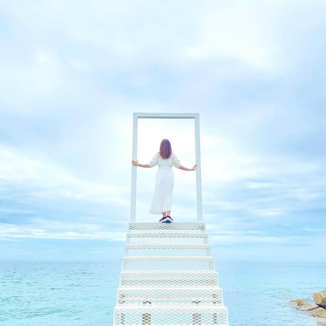 松崎莉沙のインスタグラム：「☁️ 昨日の投稿へのコメントやDMなど、 本当にありがとうございます！  優しい気持ちから綴られた言葉は 本当に温かいなと改めて感じています。 それには目で見る以上のものがあって。 ただただ感謝と嬉しい気持ちでいっぱいです。  頂いた想いを抱きしめながら、 明るい気持ちで未来を描き行動していきます🏃🏻‍♀️  ありがとうございます！！！！！  　 〜夏の思い出フォトを添えて〜」