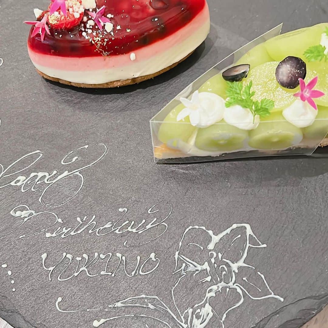 SPARAさんのインスタグラム写真 - (SPARAInstagram)「やっとゆきのちゃんの誕生日お祝い出来ました🥂 @himeyukino   今年もやっぱりゆきのちゃんが大好きな雪の結晶のブローチ♪ 去年も雪の結晶モチーフのアクセサリー達をプレゼント！  ブローチは もちろんまいちゃんの作品です♡ @maigallery_official   やっぱり可愛い♡ ゆきのちゃんにピッタリ！ めちゃくちゃ喜んでくれて有難う♡」10月2日 20時56分 - spara_aco