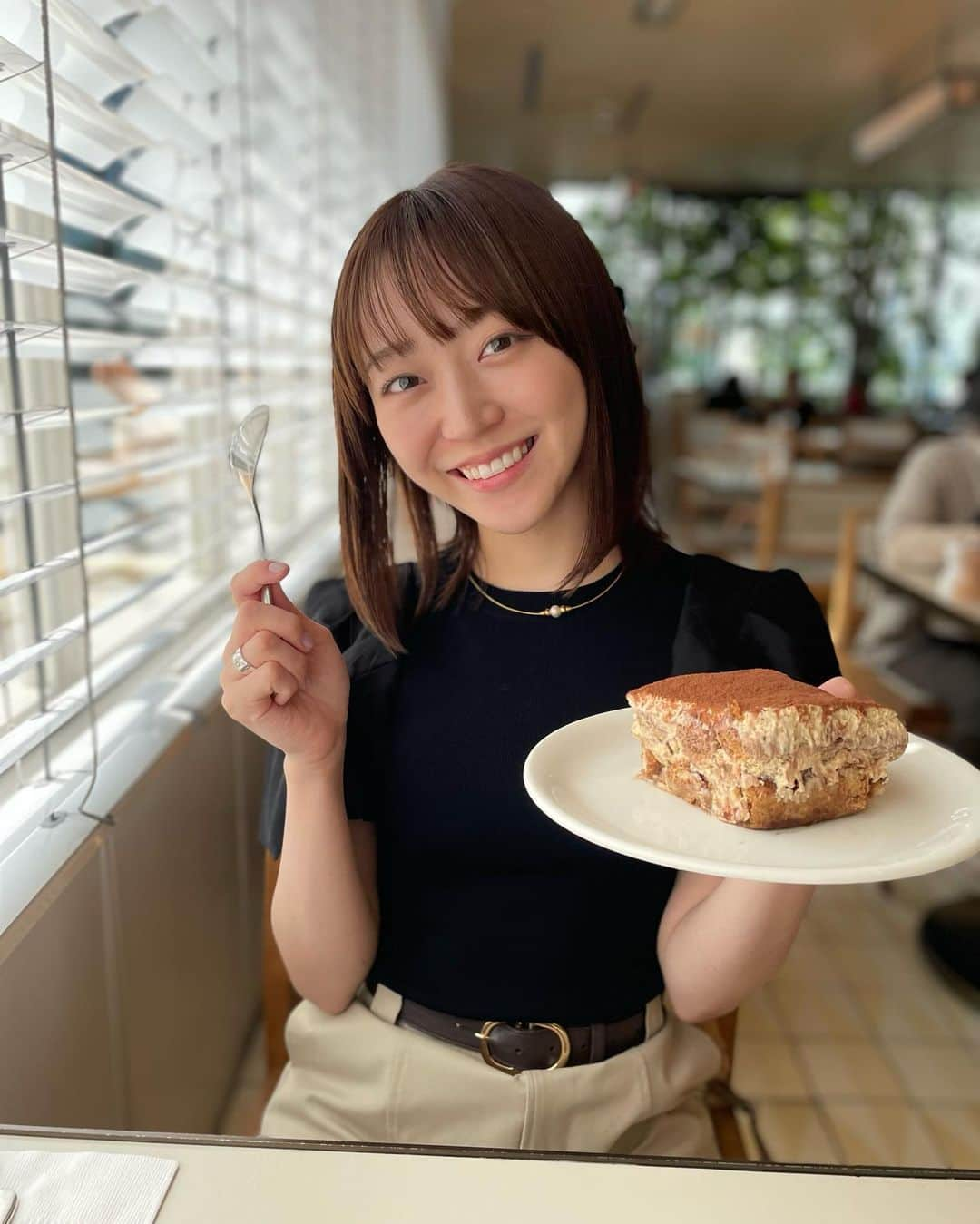 土路生優里のインスタグラム：「1400円のお高級ティラミス💰🫶🏻 美味しゅうございました」