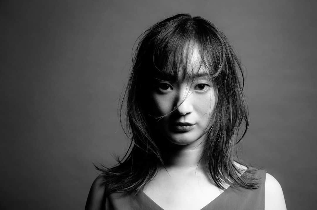 竹渕慶のインスタグラム：「Newアー写🫧 How’s my new headshot🫧  新しい自分を引き出していただきました。 みんなついてきてね。  Photo 冨田望 @nozomu_tomita   Hair & Makeup 佐伯エミー @emmy.saeki   Styling いまいゆうこ」