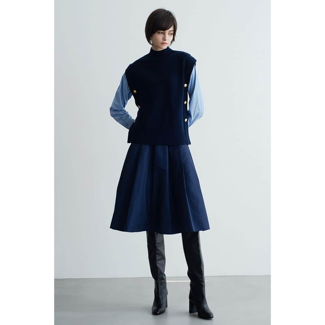 NARACAMICIE Japanのインスタグラム：「2023 Autumn Collection  KNIT 30-32-11-906 布帛コンビプルオーバーニット 10月入荷予定  SKIRT 30-32-08-908 タックフレアスカート  ※入荷時期は変更になる場合がございます。  新作は @naracamicie_jp プロフィールURLからチェック！  #ナラカミーチェ #2023autumn #2023aw #2023秋 #2023秋冬」