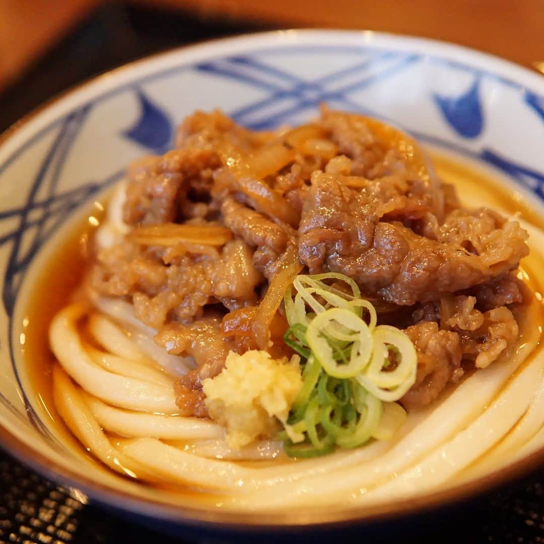 丸亀製麺さんのインスタグラム写真 - (丸亀製麺Instagram)「夏にうどん食べたい派は「🙌」で、冬こそうどん派は「✨」で教えてください！  だんだんと秋に近づいていますが、昼間はまだまだ暑さが続いているこの時期にぴったりの温・冷選べる3商品をご紹介👇  🐄焼きたて肉ぶっかけうどん 牛肉の旨みとたまねぎの甘みが打ち立てうどんと相性抜群！つるっとしたコシのある噛み応えが好きな方は（冷）がおすすめ。  🦊きつねうどん じゅわっと広がるきつねあげの甘じょっぱい味わいが老若男女問わず人気の一品！冷を楽しめる期間はもうすぐ終わりですよ！  🥢おろし醤油うどん 実は温・冷どちらも選べる商品！途中でかけだしを加えれば、みぞれうどんのように楽しめます！  明日はぜひ丸亀製麺で、気分に合ったうどんを食べてみてくださいね！  #丸亀製麺 #丸亀うどん #udon #麺 #うどん」10月2日 21時00分 - marugame_