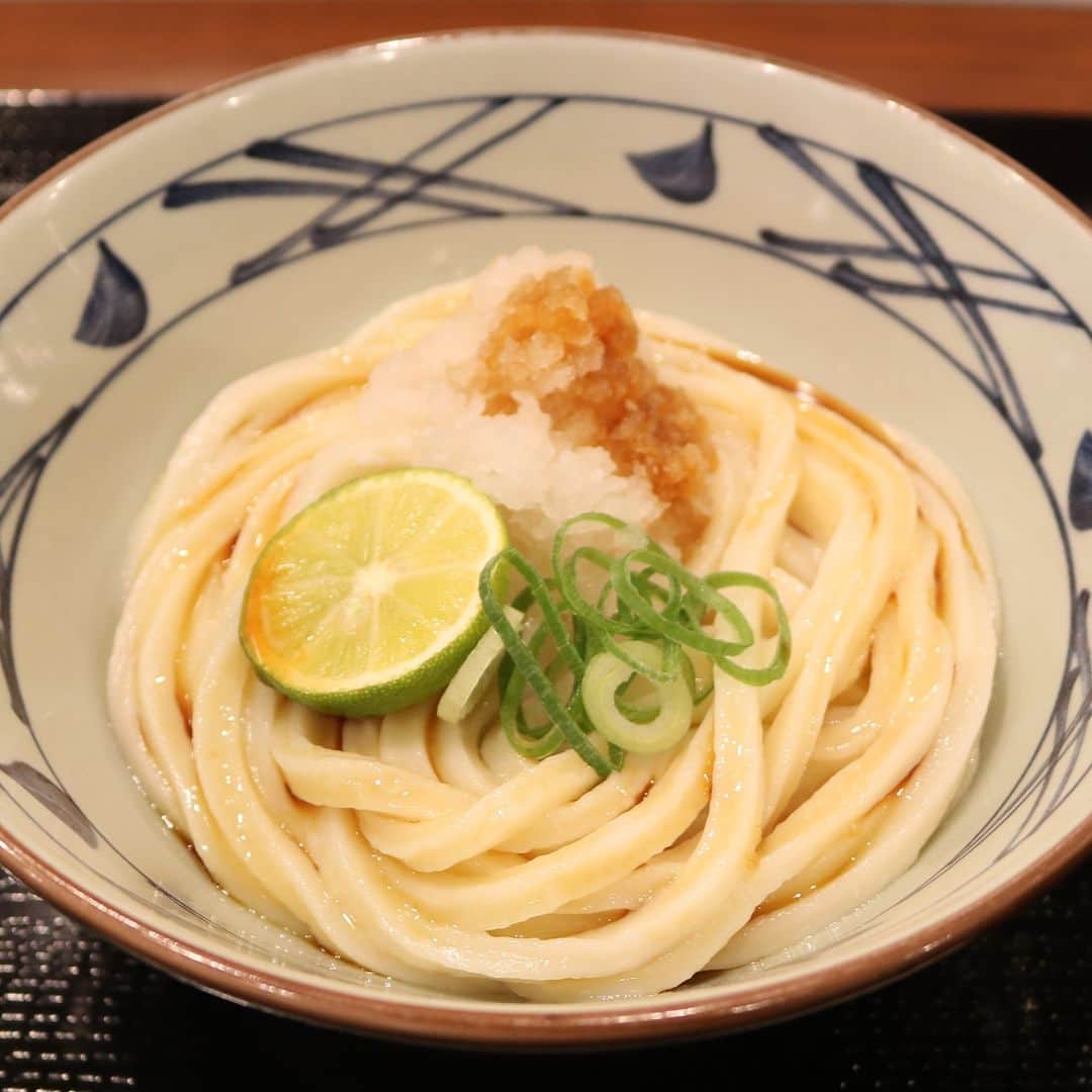丸亀製麺さんのインスタグラム写真 - (丸亀製麺Instagram)「夏にうどん食べたい派は「🙌」で、冬こそうどん派は「✨」で教えてください！  だんだんと秋に近づいていますが、昼間はまだまだ暑さが続いているこの時期にぴったりの温・冷選べる3商品をご紹介👇  🐄焼きたて肉ぶっかけうどん 牛肉の旨みとたまねぎの甘みが打ち立てうどんと相性抜群！つるっとしたコシのある噛み応えが好きな方は（冷）がおすすめ。  🦊きつねうどん じゅわっと広がるきつねあげの甘じょっぱい味わいが老若男女問わず人気の一品！冷を楽しめる期間はもうすぐ終わりですよ！  🥢おろし醤油うどん 実は温・冷どちらも選べる商品！途中でかけだしを加えれば、みぞれうどんのように楽しめます！  明日はぜひ丸亀製麺で、気分に合ったうどんを食べてみてくださいね！  #丸亀製麺 #丸亀うどん #udon #麺 #うどん」10月2日 21時00分 - marugame_