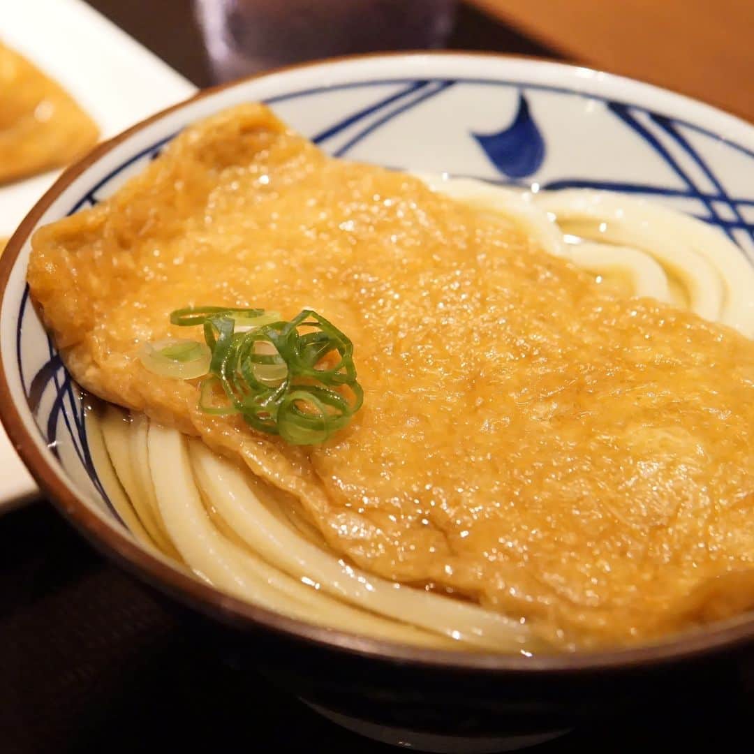 丸亀製麺さんのインスタグラム写真 - (丸亀製麺Instagram)「夏にうどん食べたい派は「🙌」で、冬こそうどん派は「✨」で教えてください！  だんだんと秋に近づいていますが、昼間はまだまだ暑さが続いているこの時期にぴったりの温・冷選べる3商品をご紹介👇  🐄焼きたて肉ぶっかけうどん 牛肉の旨みとたまねぎの甘みが打ち立てうどんと相性抜群！つるっとしたコシのある噛み応えが好きな方は（冷）がおすすめ。  🦊きつねうどん じゅわっと広がるきつねあげの甘じょっぱい味わいが老若男女問わず人気の一品！冷を楽しめる期間はもうすぐ終わりですよ！  🥢おろし醤油うどん 実は温・冷どちらも選べる商品！途中でかけだしを加えれば、みぞれうどんのように楽しめます！  明日はぜひ丸亀製麺で、気分に合ったうどんを食べてみてくださいね！  #丸亀製麺 #丸亀うどん #udon #麺 #うどん」10月2日 21時00分 - marugame_