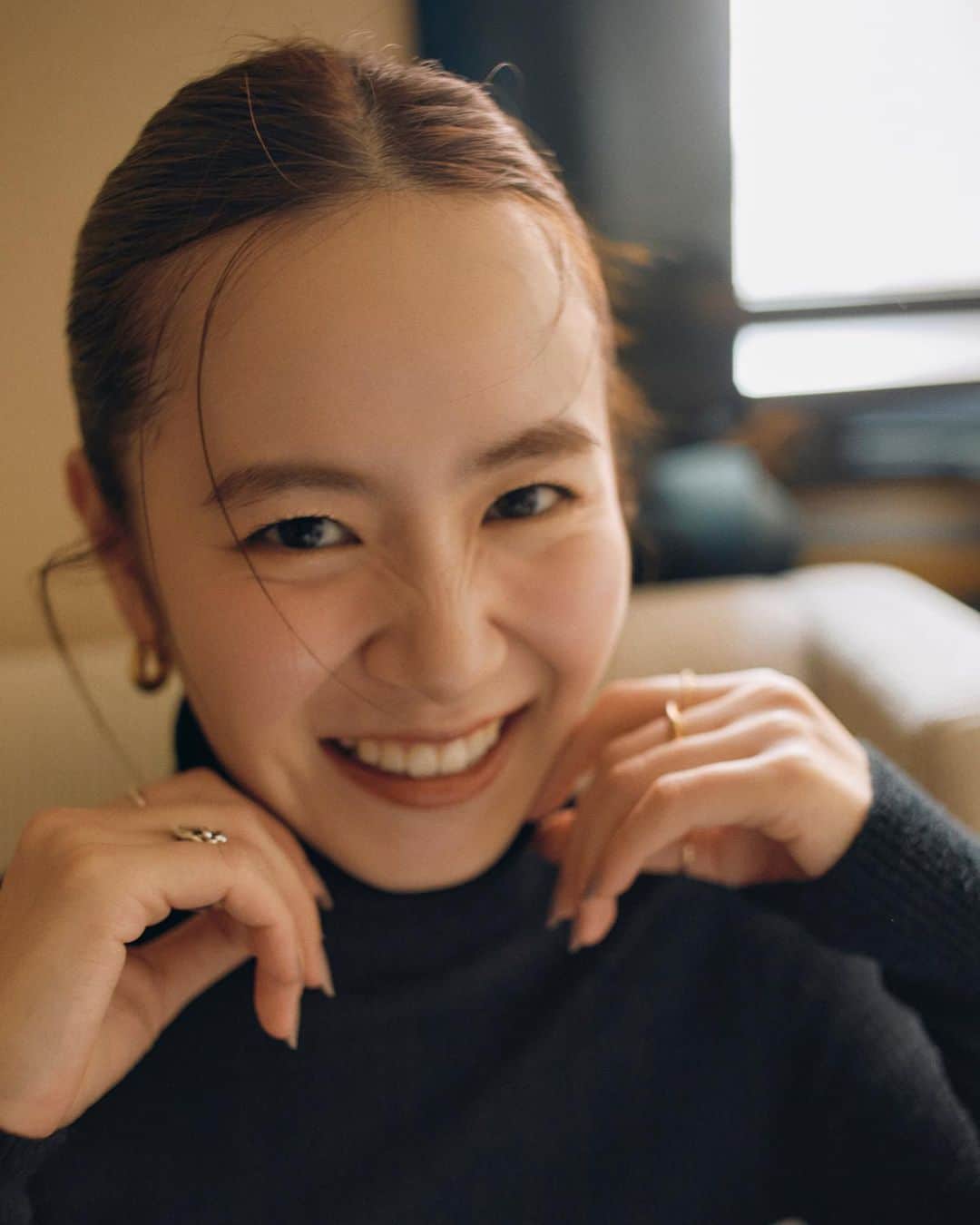 三條場夏海のインスタグラム：「ご報告  この度、2冊目となる書籍を発売する事になりました📖🖤 やっと皆さんにお伝えが出来ました〜✨✨  今回のタイトルは 『JOBA STYLE -なりたい私になる31のわがまま-』  2年前に初めての書籍を発売して、 なんとちょうど丸2年後の11月9日に発売となります✨ そして韓国に行ってた理由は、書籍の撮影でした🇰🇷  ”31のわがまま”って一体何？ どんなわがまま？と感じると思うのですが、 ファッションも目標もプライベートも、 私のなりたい姿でいるために、自分に対して許している甘えや、突き通したいこだわりの事です。  今回の書籍では、私がずっと書籍に盛り込みたいと思っていた ”モチベーション”や”夢に向かうこと”についてもたっぷりお伝えしています。 先日UPしたYoutubeのお仕事動画では沢山の共感を頂き、 改めて書籍でもこの内容を含んでいてよかったなと思いました。 勿論！ファッションのこだわりについてもたっぷりなのでお楽しみに。  前職を退社して、 変わった私と、前作から何も変わっていない私の両者を楽しんでいただき、 私が伝えるわがままという名のこだわりが、 皆さんの毎日のパワーになる事を願って作りました。  書籍のお渡しイベントも後日情報解禁しますのでそちらもお楽しみに✌🏾☁️ 発売日は追ってこちらでご報告しますので、 それまで楽しみに待っていて欲しいです！  今、仕上げの段階で忙しさのピークを迎えているので 皆さんのコメントを読んで更に追い上げて、もっと良い内容で完成に向かいたいと思います！笑  沢山応援して頂けると嬉しいです🩷  #ジョバ本」
