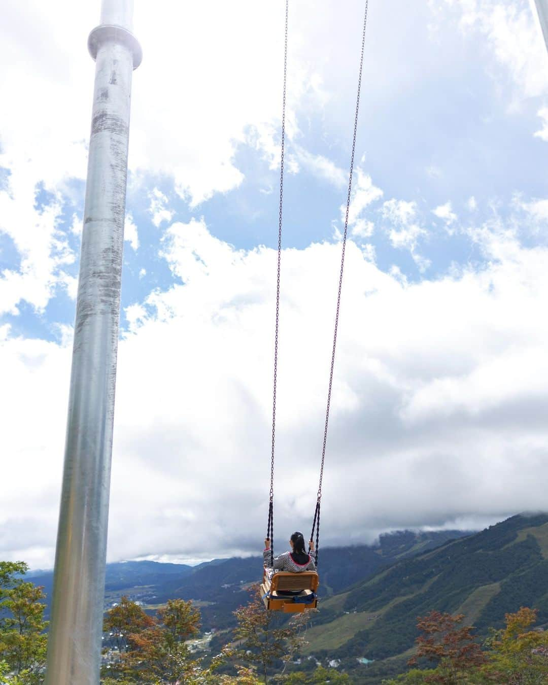 白馬岩岳スノーフィールドのインスタグラム：「【HAKUBA GIANT SWING 白馬ジャイアントスウィング】  飛び出すスリルと絶景を眼下に味わう優雅な空間を。  10月6日(金) 12:00オープン。  #白馬岩岳マウンテンリゾート #白馬マウンテンハーバー #白馬ヒトトキノモリ #白馬ジャイアントスウィング #hakubagiantswing  #長野県 #白馬村 #白馬 #白馬岩岳 #絶景 #絶景テラス #絶景ブランコ #北アルプス #白馬三山 #紅葉シーズン #北アルプスの少女ハイジ  #nagano #hakuba #hakubavalley #hakubaiwatake #iwatake #hakubaiwatakemountainresort」