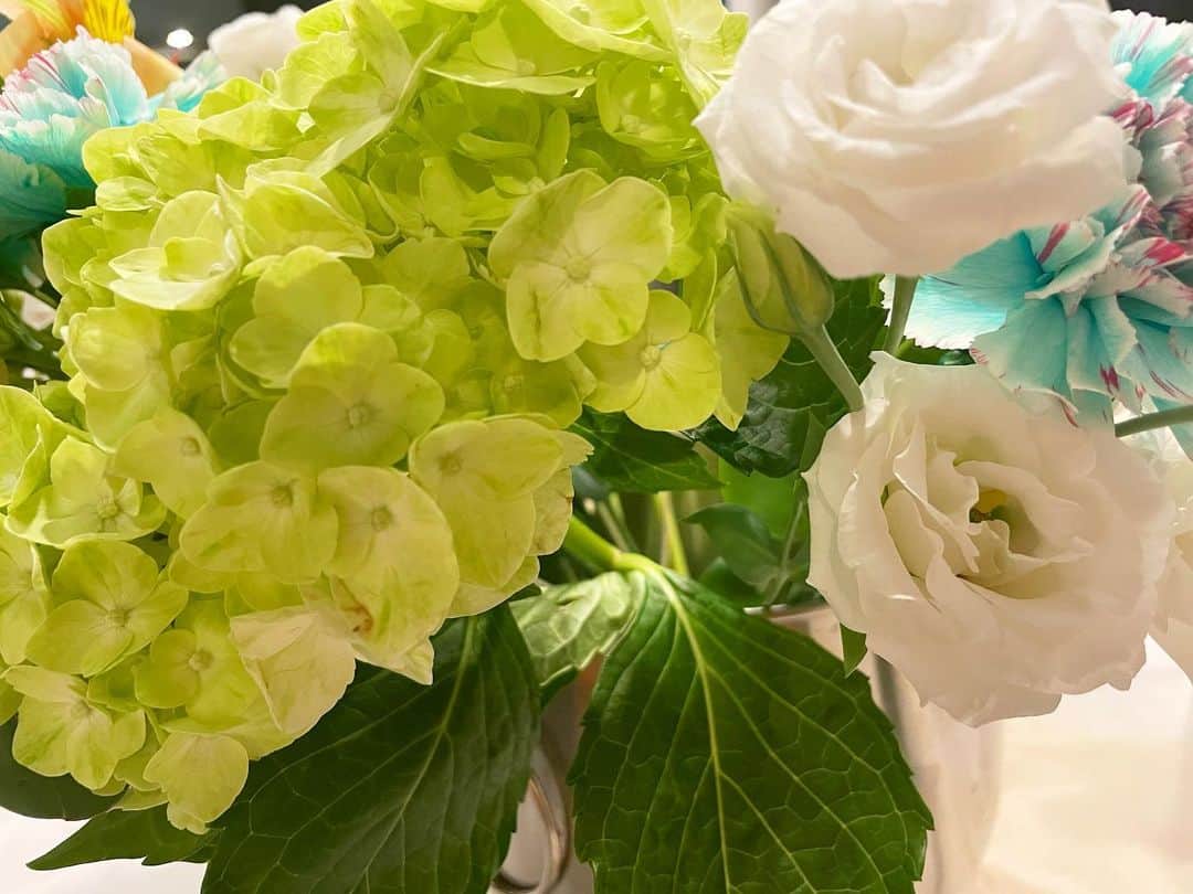 澤口実歩のインスタグラム：「💐☺️  普段から出張が多い夫、 ９月は半分以上、大阪に居らず、 私の誕生日も出張だったのですが、 出発前、リビングにポツンと花束が置いてあった😂  "とりあえず私の好きな色を 詰め込みました！"な花束を いつもくれます🤣💐」