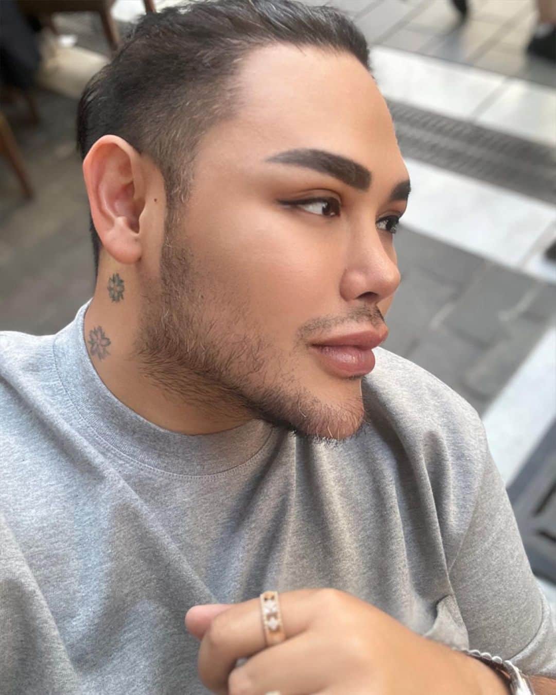 Ivan Gunawanのインスタグラム：「Pose ala ala  @carendelano  lg  trend  yah ???」