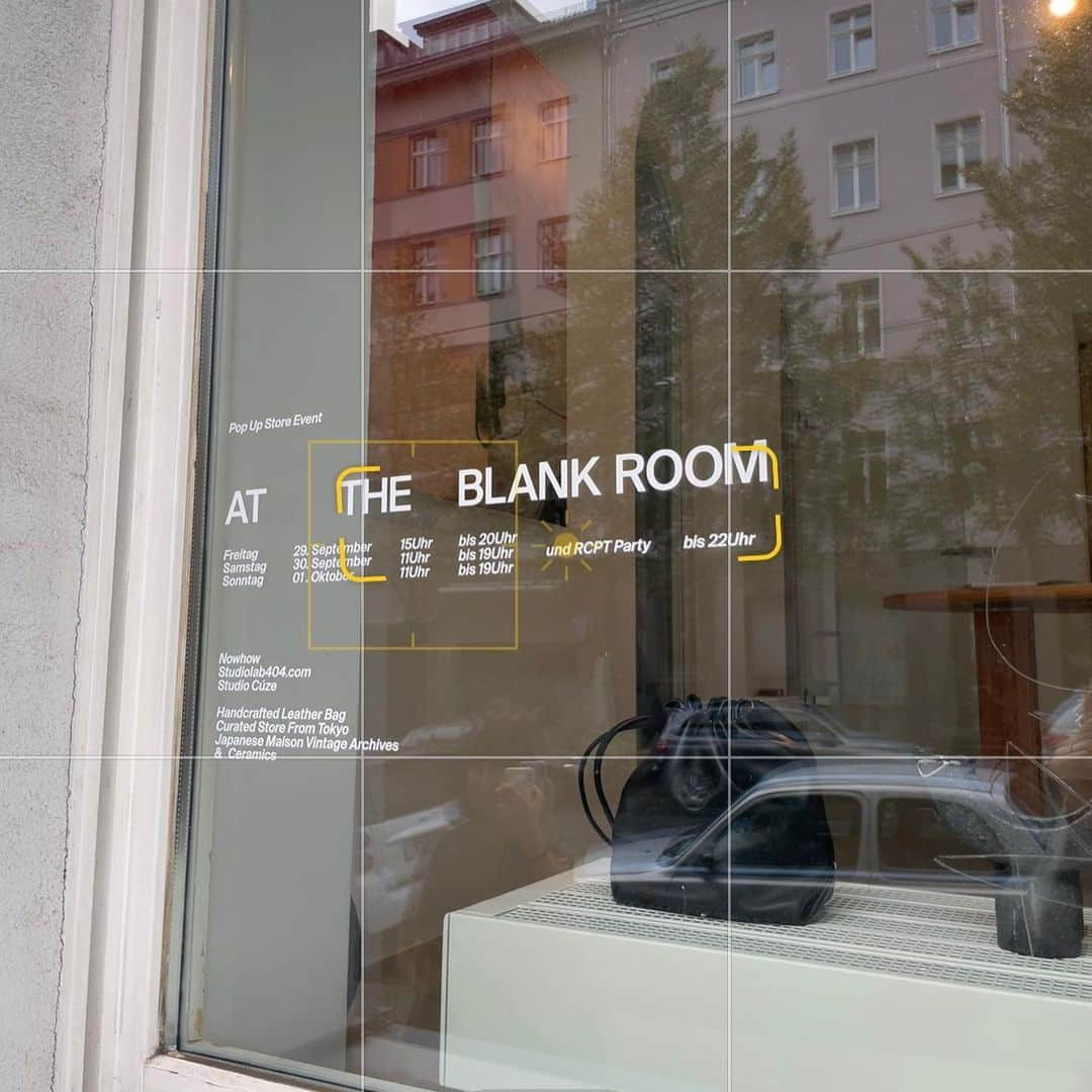 haru.のインスタグラム：「Pop Up Store Event  AT THE BLANK ROOM  　 ҈ฺ  had a great time with Berlin friends🪽⊹  thanks for having us @at_the_blankroom ❤︎ we’ll be back with lots new stuff desu!!   高校時代はいろいろと悩んでる時間も多かったけど、こうして数年ぶりに帰って来たドイツで新しい出会いに恵まれたり、ものづくりの力を信じる仲間と過ごせたことがとっても幸せ! 日本で過ごしてきた時間についても考えた。 404のもねちゃんまりちゃん、誘ってくれてほんとにありがとう✴︎  まだまだ自分の拠点でできることがたくさんあるなと感じた日々、次はハイアーの新刊をもってくるぞぉ~~」