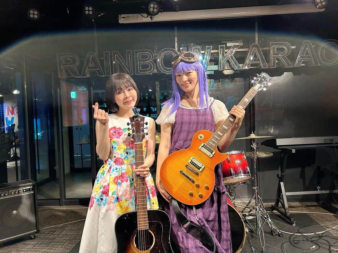 山本かおりさんのインスタグラム写真 - (山本かおりInstagram)「毎年開催している #伊谷亜子 さん @cosplayguitar との 合同お誕生日イベント ご参加いただいた皆様 今年もやろう！って声をかけてくれた亜子さん ありがとうございました☺️  当日、#清水シェフ @shimizuchef から スペシャルグルテンフリーバースデーケーキのプレゼント🎁🥰が！！ さらに幸せいっぱいのイベントとなりました🎂 シェフ、本当にありがとうございます🎂👨‍🍳  매년 개최하는 이타니아코씨와의 합동 생일 이벤트 참가해 주신 팬 여러분들 올해도 하자! 라고 해 주신 아코씨 감사합니다☺️  시미즈 셰프로부터 스페셜 글루텐프리 생일케이크 선물🎁🥰가!! 더욱 행복이 가득한 이벤트가 되었습니다🎂 셰프!!정말 감사합니다🎂👨‍🍳  #誕生日 #ありがとう #おめでとう #birthday #happybirthday #ケーキ #プレゼント #感謝 #誕生日ケーキ #お祝い #バースデー #バースデーケーキ #幸せ #mybirthday #大好き #happy #ありがとうございます #🎂 #いつもありがとう #河口湖 #山梨 #山梨県 #mtfuji #秋 #19871006 #생일케이크 #감사」10月2日 21時01分 - mochamocchan