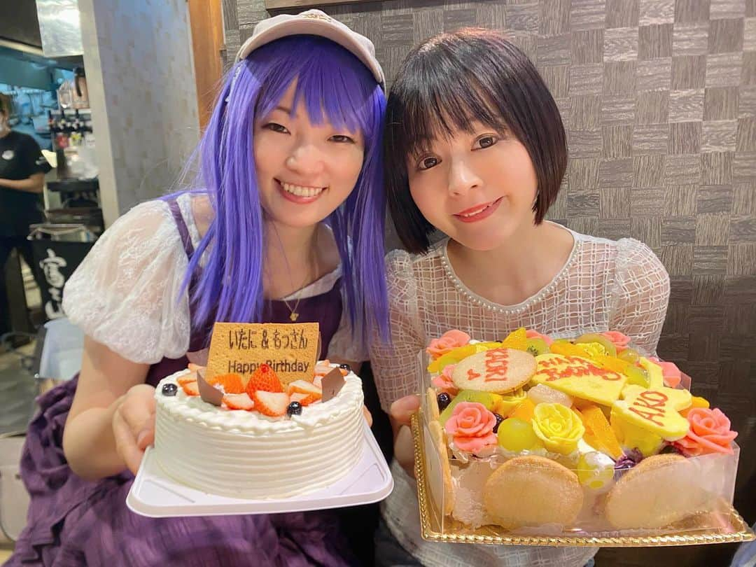 山本かおりのインスタグラム：「毎年開催している #伊谷亜子 さん @cosplayguitar との 合同お誕生日イベント ご参加いただいた皆様 今年もやろう！って声をかけてくれた亜子さん ありがとうございました☺️  当日、#清水シェフ @shimizuchef から スペシャルグルテンフリーバースデーケーキのプレゼント🎁🥰が！！ さらに幸せいっぱいのイベントとなりました🎂 シェフ、本当にありがとうございます🎂👨‍🍳  매년 개최하는 이타니아코씨와의 합동 생일 이벤트 참가해 주신 팬 여러분들 올해도 하자! 라고 해 주신 아코씨 감사합니다☺️  시미즈 셰프로부터 스페셜 글루텐프리 생일케이크 선물🎁🥰가!! 더욱 행복이 가득한 이벤트가 되었습니다🎂 셰프!!정말 감사합니다🎂👨‍🍳  #誕生日 #ありがとう #おめでとう #birthday #happybirthday #ケーキ #プレゼント #感謝 #誕生日ケーキ #お祝い #バースデー #バースデーケーキ #幸せ #mybirthday #大好き #happy #ありがとうございます #🎂 #いつもありがとう #河口湖 #山梨 #山梨県 #mtfuji #秋 #19871006 #생일케이크 #감사」