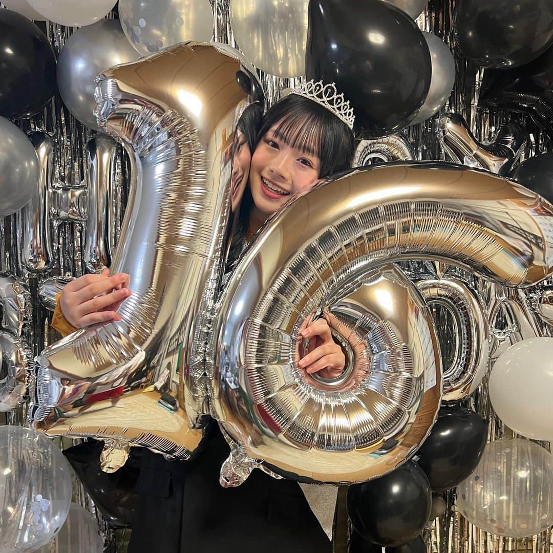 ひまひまチャンネルのインスタグラム：「💛💛💛  10月2日！16歳になりましたー！！！  沢山のお祝いメッセージや動画ありがとうございます😭💜 嬉しすぎてほんとにずっと眺めてしまいます。笑  毎年言っていますが、15歳から16歳の1年が1番短かかったように感じます！😭  中学生から高校生になり、大変なことも増えていく中で少しずつですが、『なりたい自分』が見えて来るようになり、明確な目標を立てられるようになった1年でした。  16歳の1年は、自分の目標を忘れず、真っ直ぐと前を向いて、曲がらずに！実行に移して！積極的に！頑張って行きたいと思います！！！！💪🏻💞  よし！これからさらに進化して頑張るぞー！！！！！！   #ひまひまチャンネル #ひまひま #16歳」
