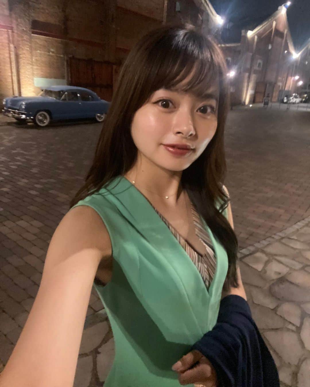 MIYABIのインスタグラム：「しんぺまるからもらった洋服たち👗💚 数ヶ月前に試着して欲しかったけど諦めたワンピース ドレスコードあるから旅行で着てねって 直前で全部プレゼントされたのだ、出来スギ君かあ🫠🫠  襟元の柄もウエストとスリットも形も完璧すぎる💯 🐯ありがとう〜〜〜〜〜♡  #akarengasteakhouse  #paulsmith」