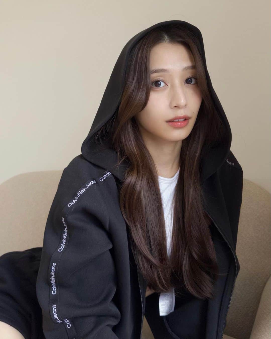 椚ありさのインスタグラム：「パーカーが着れる季節🍂」