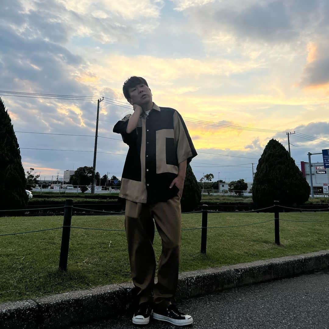 藤本敏史のインスタグラム：「ええ感じにしてってお願いして撮ってもらった  撮影　藤田ニコルさん」
