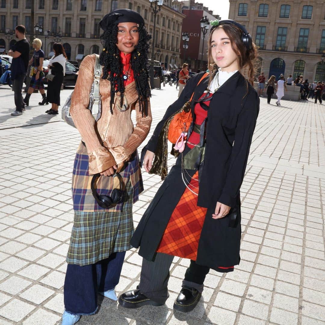 Vogueさんのインスタグラム写真 - (VogueInstagram)「As we ease into the final days of #ParisFashionWeek, we can’t help but celebrate the fashion not only on, but also off the runway. Phil Oh is on the ground in Paris capturing everything from celebrity sightings, to show-goers outside of this season’s biggest show’s with their furry friends in tow. Head to the link in bio to see more. Photographed by @mrstreetpeeper」10月2日 21時21分 - voguemagazine