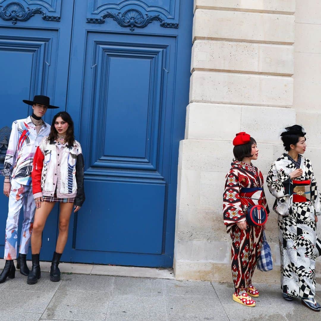 Vogueさんのインスタグラム写真 - (VogueInstagram)「As we ease into the final days of #ParisFashionWeek, we can’t help but celebrate the fashion not only on, but also off the runway. Phil Oh is on the ground in Paris capturing everything from celebrity sightings, to show-goers outside of this season’s biggest show’s with their furry friends in tow. Head to the link in bio to see more. Photographed by @mrstreetpeeper」10月2日 21時21分 - voguemagazine