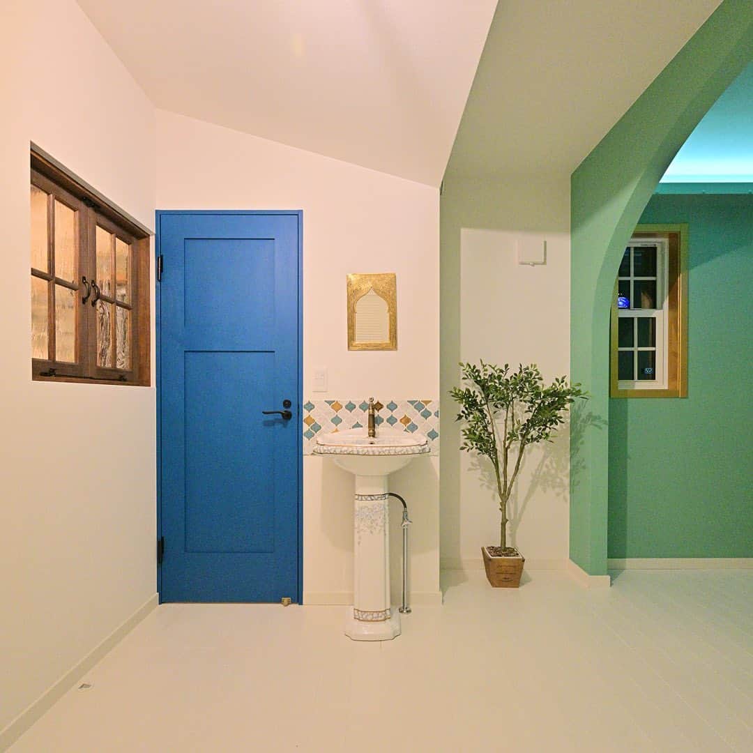 エコーアートさんのインスタグラム写真 - (エコーアートInstagram)「ホワイトを基調として、カラーを多く取り入れた寝室インテリア😊🏠 ・ −−−−−−−−−−−−−−−・ ・ ⭐︎施工例をもっとご覧になりたい方はこちらをご覧ください😃⬇️⬇️・ ・ @echo_art___french_style_home  ・ −−−−−−−−−−−−−−−・ ・ #可動棚 #浜松市南区 #ペデスタルシンク #カフェスタイル #コラベル #浜松市 #浜松 #浜松市工務店 #磐田 #袋井 #浜松市注文住宅 #寝室 #磐田市 #寝室インテリア #おしゃれな家 #かわいい家 #寝室クロス #アクセントクロス #トイレインテリア #ナチュラルインテリア #グリーンのある生活 #ウォークインクローゼット #室内窓 #グリーンのある暮らし #造作棚 #エイジング塗装 #アーチ壁 #カフェ風インテリア #マイホーム計画 #家づくり」10月2日 21時04分 - echo_art___french_style_home