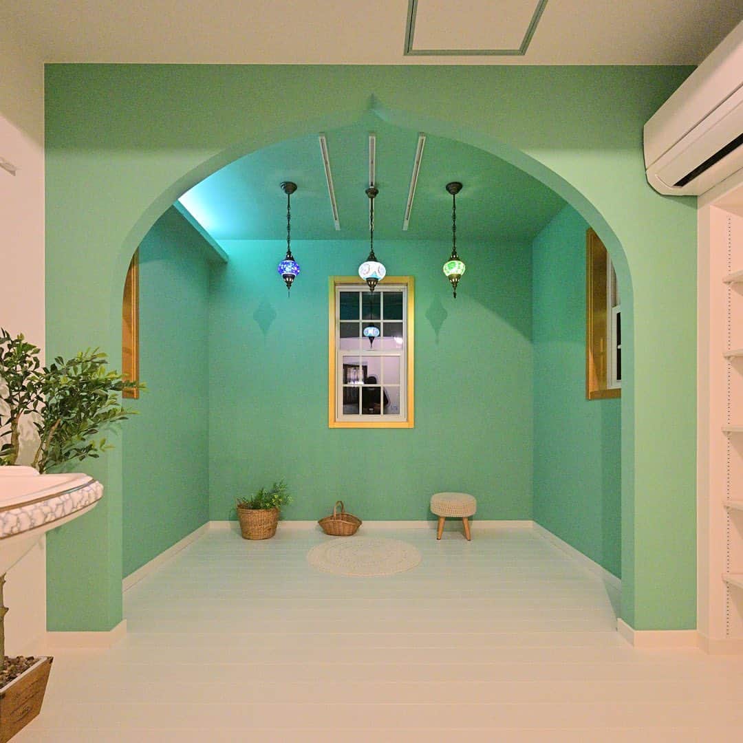 エコーアートさんのインスタグラム写真 - (エコーアートInstagram)「ホワイトを基調として、カラーを多く取り入れた寝室インテリア😊🏠 ・ −−−−−−−−−−−−−−−・ ・ ⭐︎施工例をもっとご覧になりたい方はこちらをご覧ください😃⬇️⬇️・ ・ @echo_art___french_style_home  ・ −−−−−−−−−−−−−−−・ ・ #可動棚 #浜松市南区 #ペデスタルシンク #カフェスタイル #コラベル #浜松市 #浜松 #浜松市工務店 #磐田 #袋井 #浜松市注文住宅 #寝室 #磐田市 #寝室インテリア #おしゃれな家 #かわいい家 #寝室クロス #アクセントクロス #トイレインテリア #ナチュラルインテリア #グリーンのある生活 #ウォークインクローゼット #室内窓 #グリーンのある暮らし #造作棚 #エイジング塗装 #アーチ壁 #カフェ風インテリア #マイホーム計画 #家づくり」10月2日 21時04分 - echo_art___french_style_home