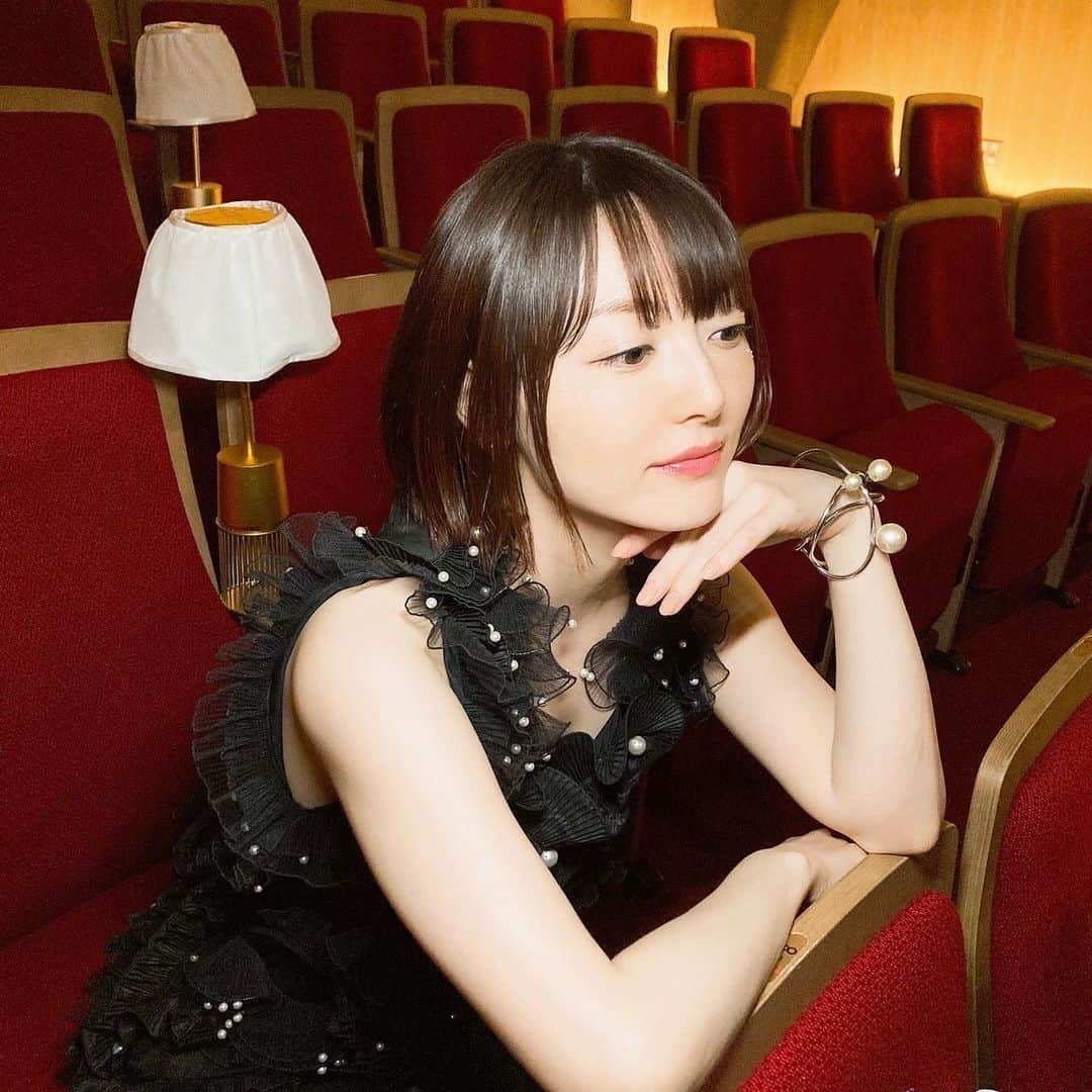 花澤香菜さんのインスタグラム写真 - (花澤香菜Instagram)「. 新曲「インタリオ」のMVが公開されました☺️🌸幻想的な仕上がりです👻✨ 先行配信も始まっていて、フルの歌詞も良いんだよ〜😭みんなからの感想お待ちしています！！！」10月2日 21時06分 - hanazawa_kana.official