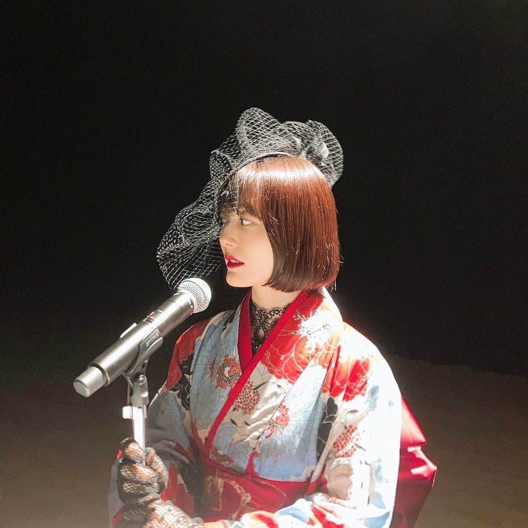 花澤香菜さんのインスタグラム写真 - (花澤香菜Instagram)「. 新曲「インタリオ」のMVが公開されました☺️🌸幻想的な仕上がりです👻✨ 先行配信も始まっていて、フルの歌詞も良いんだよ〜😭みんなからの感想お待ちしています！！！」10月2日 21時06分 - hanazawa_kana.official